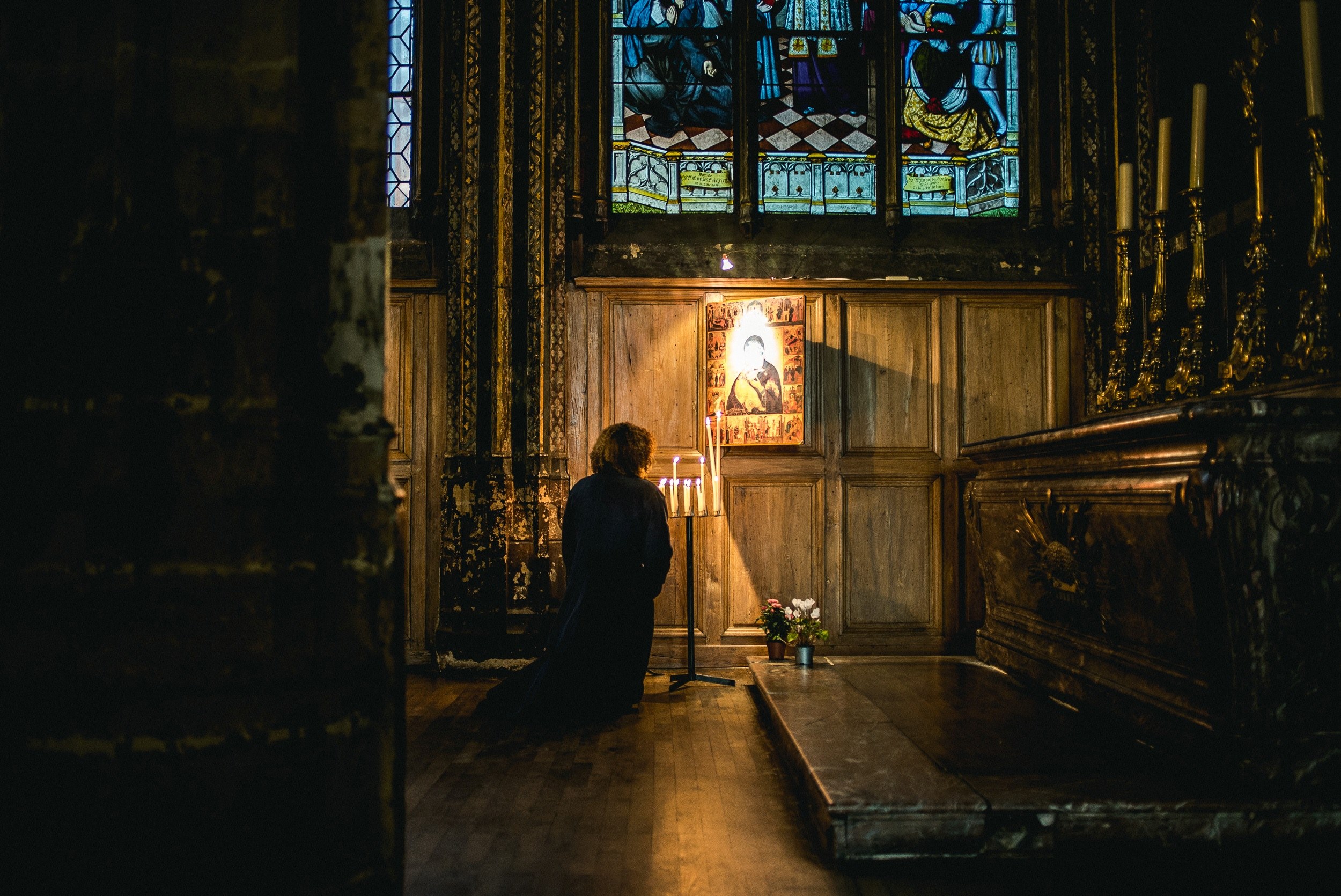 church praying pray and stained glass 4k, HD Wallpaper