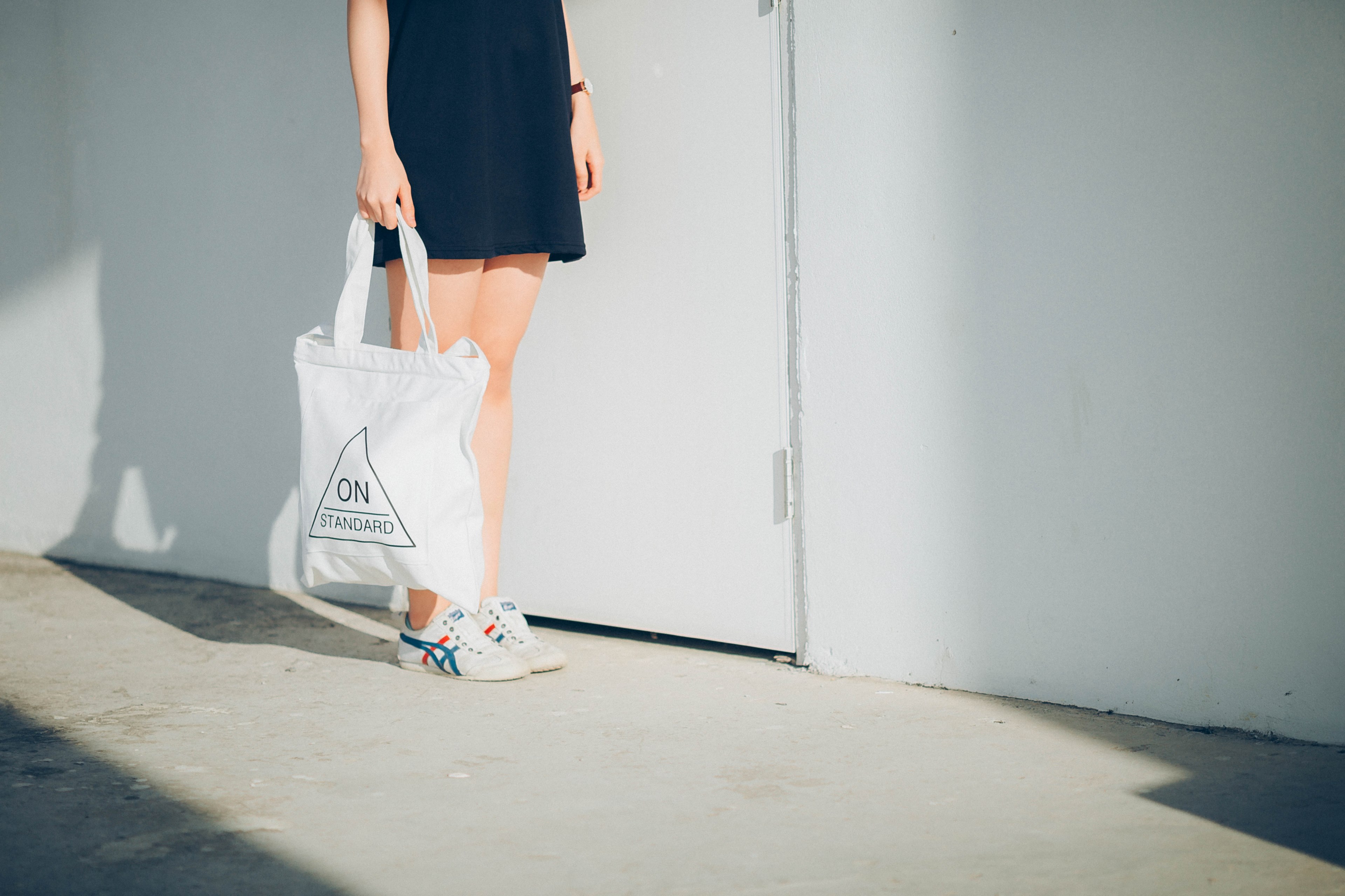 bag stand holding bag and on standard 4k, HD Wallpaper