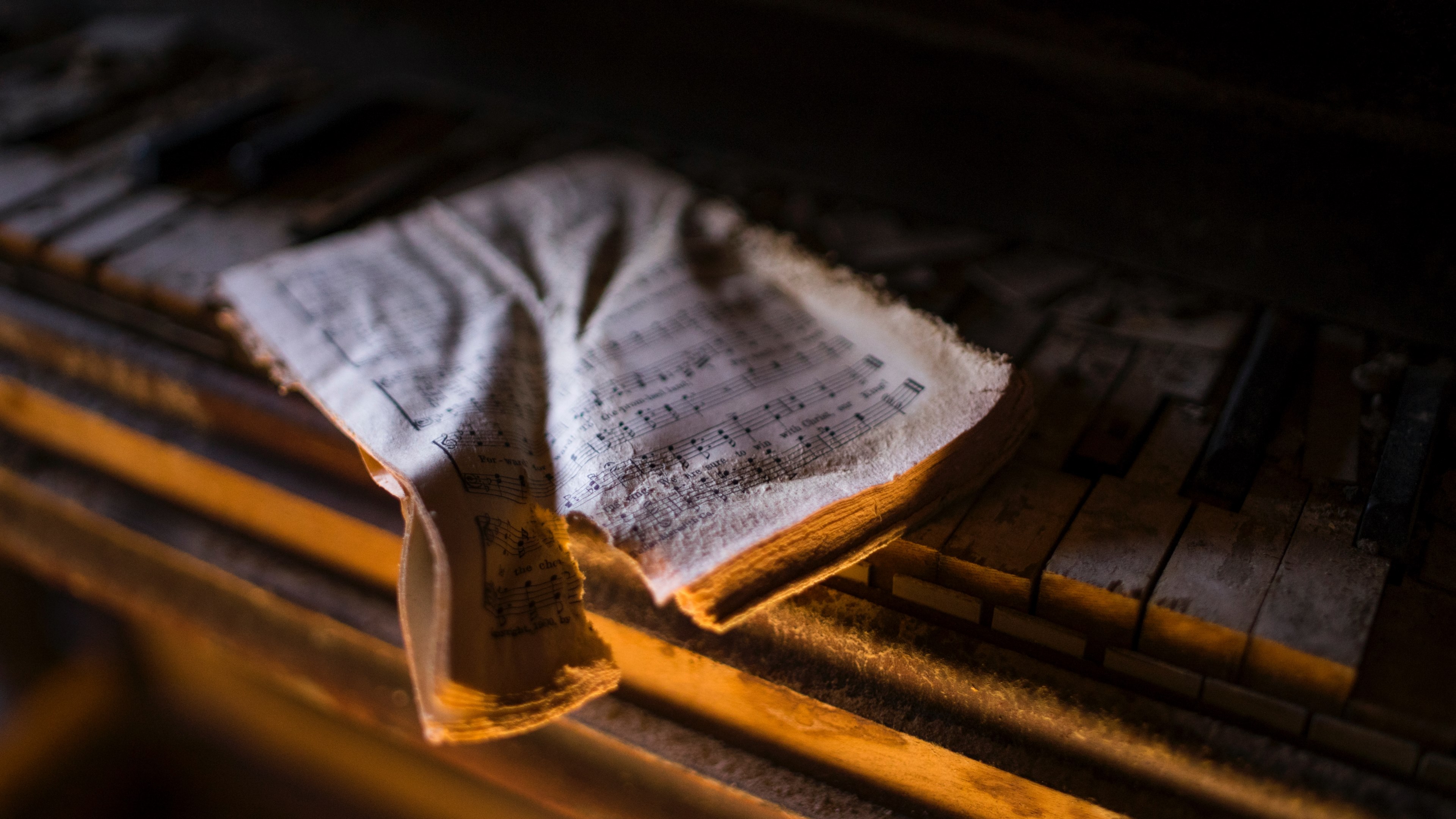 an torn up music score on an old piano, lost notes 4k, HD Wallpaper