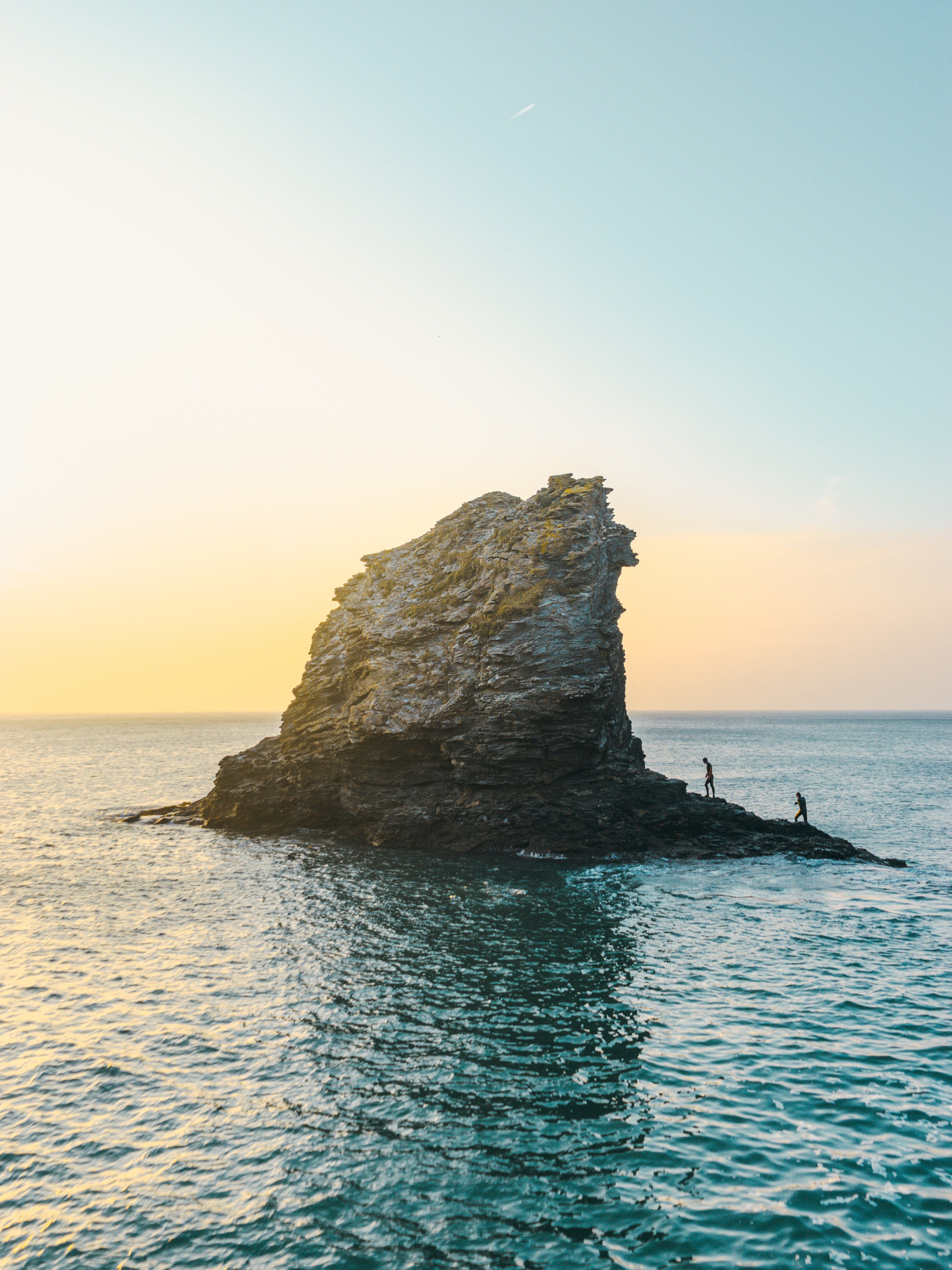 people climbing a rock formation in the middle of the sea at trevellas cove, first cliff jump of the year 4k, Phone HD Wallpaper