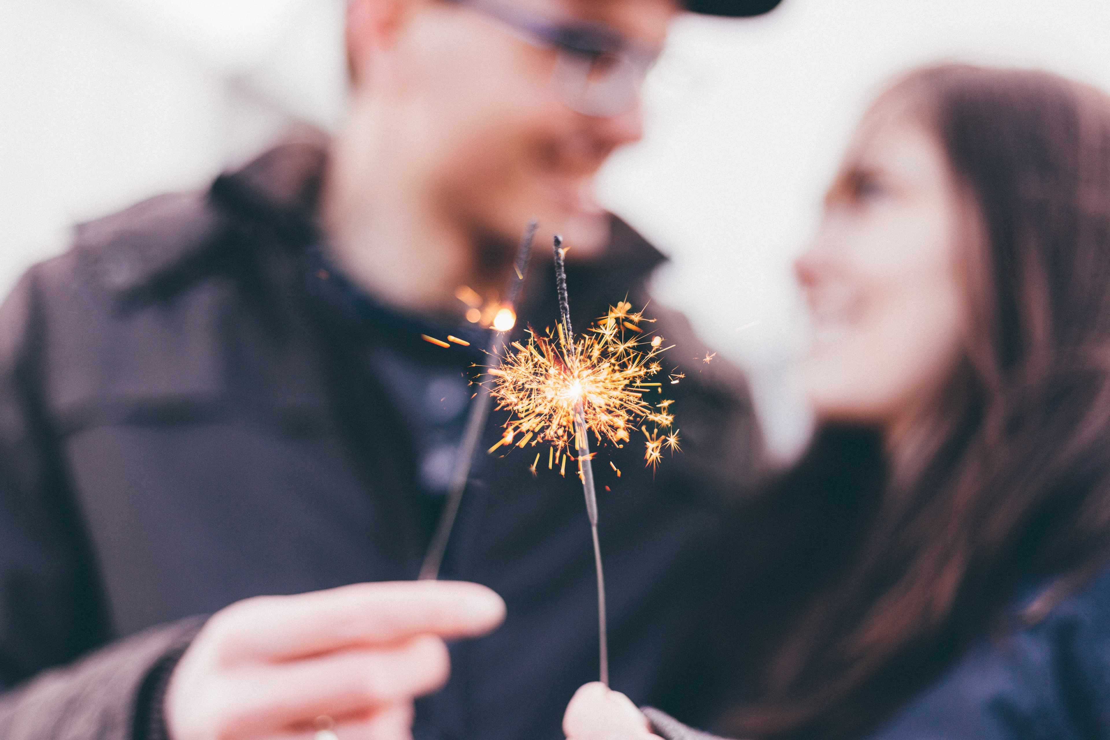 a couple holding sparklers and looking into eachothers eyes in new york, couple with sparklers 4k, HD Wallpaper