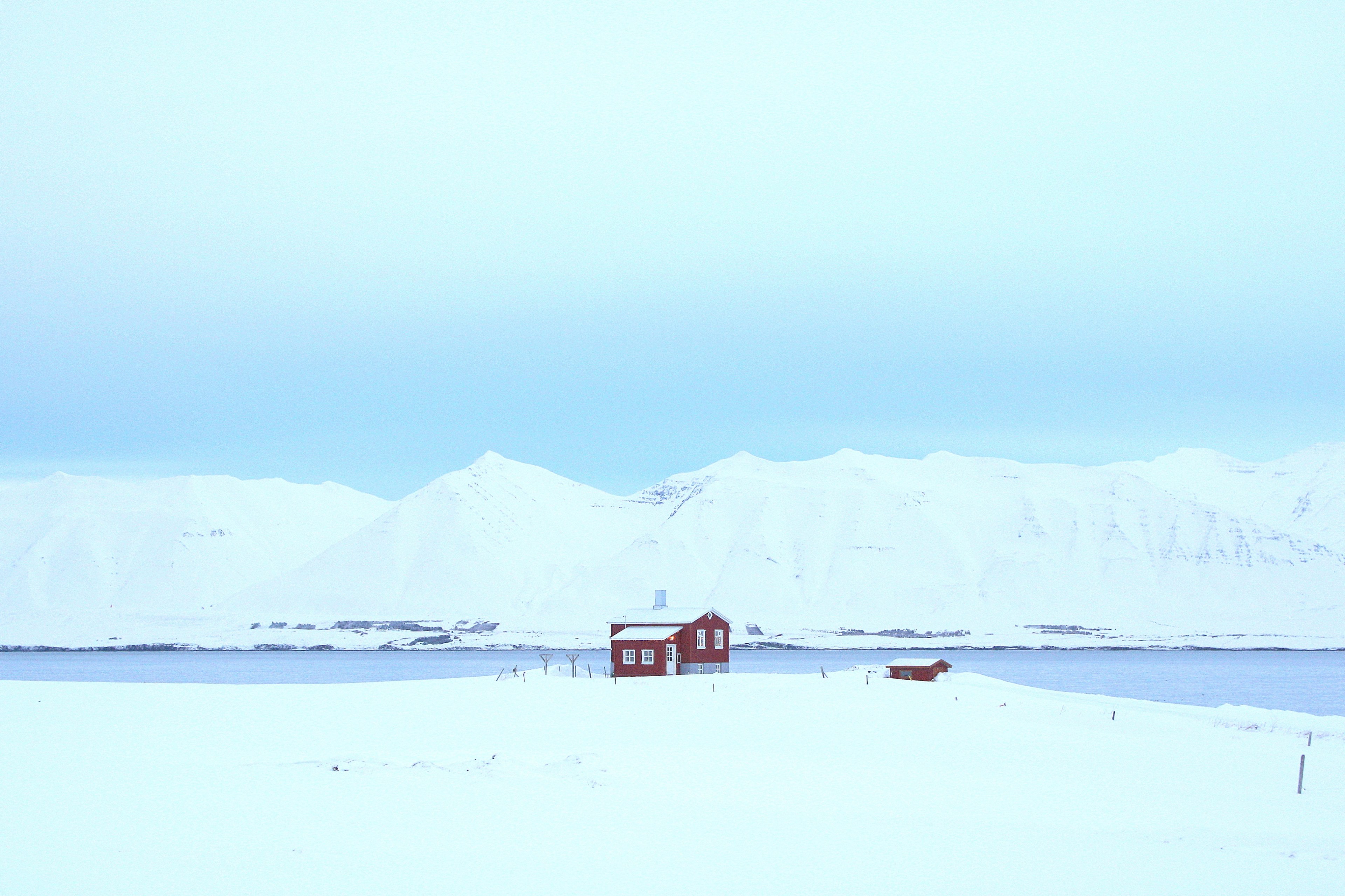 a lone cabin by the lake surrounded by white snow, a cabin with snow by the lake 4k, HD Wallpaper