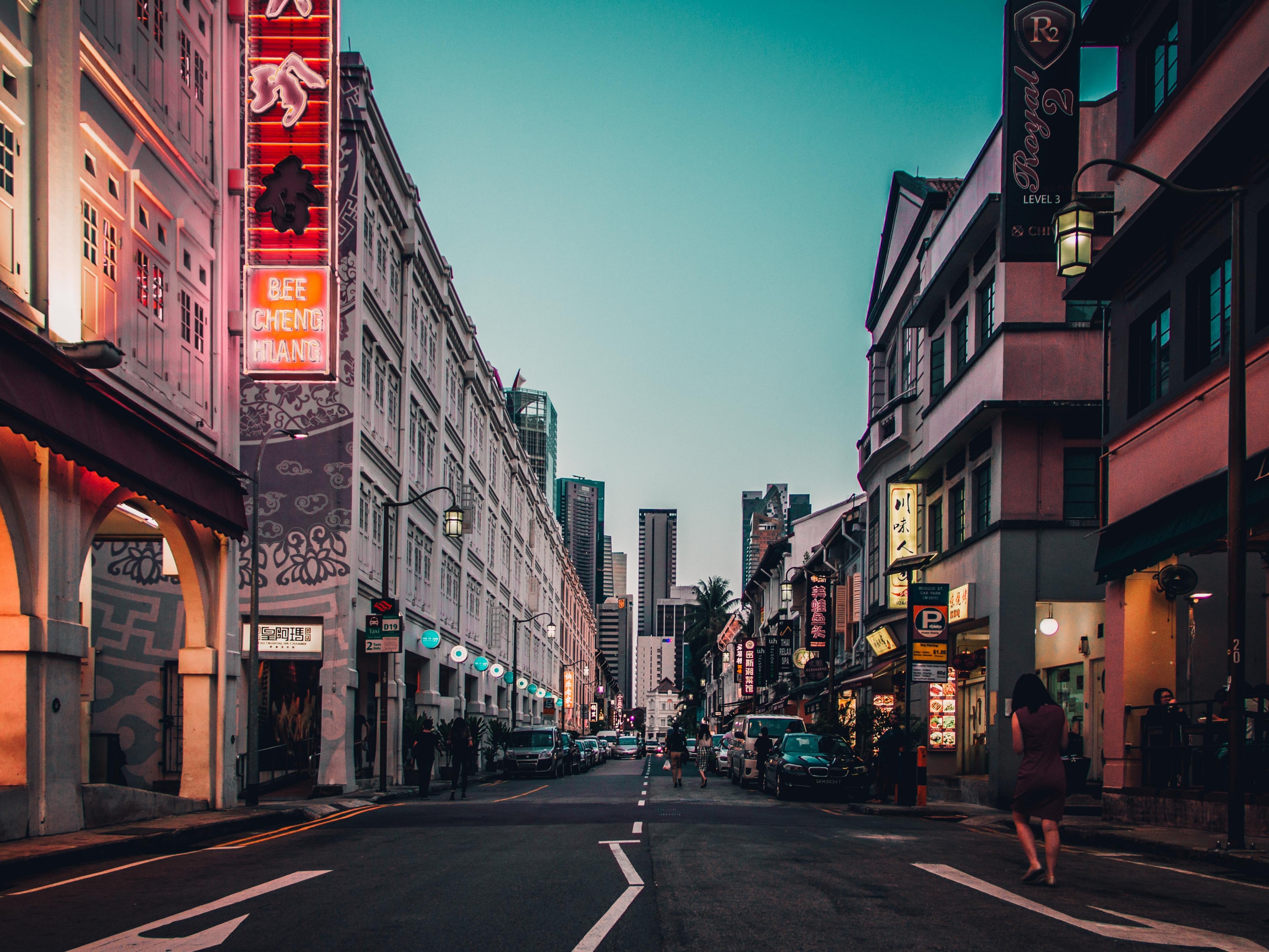 pedestrians strolling in chinatown in the evening, quiet evening in chinatown 4k, HD Wallpaper