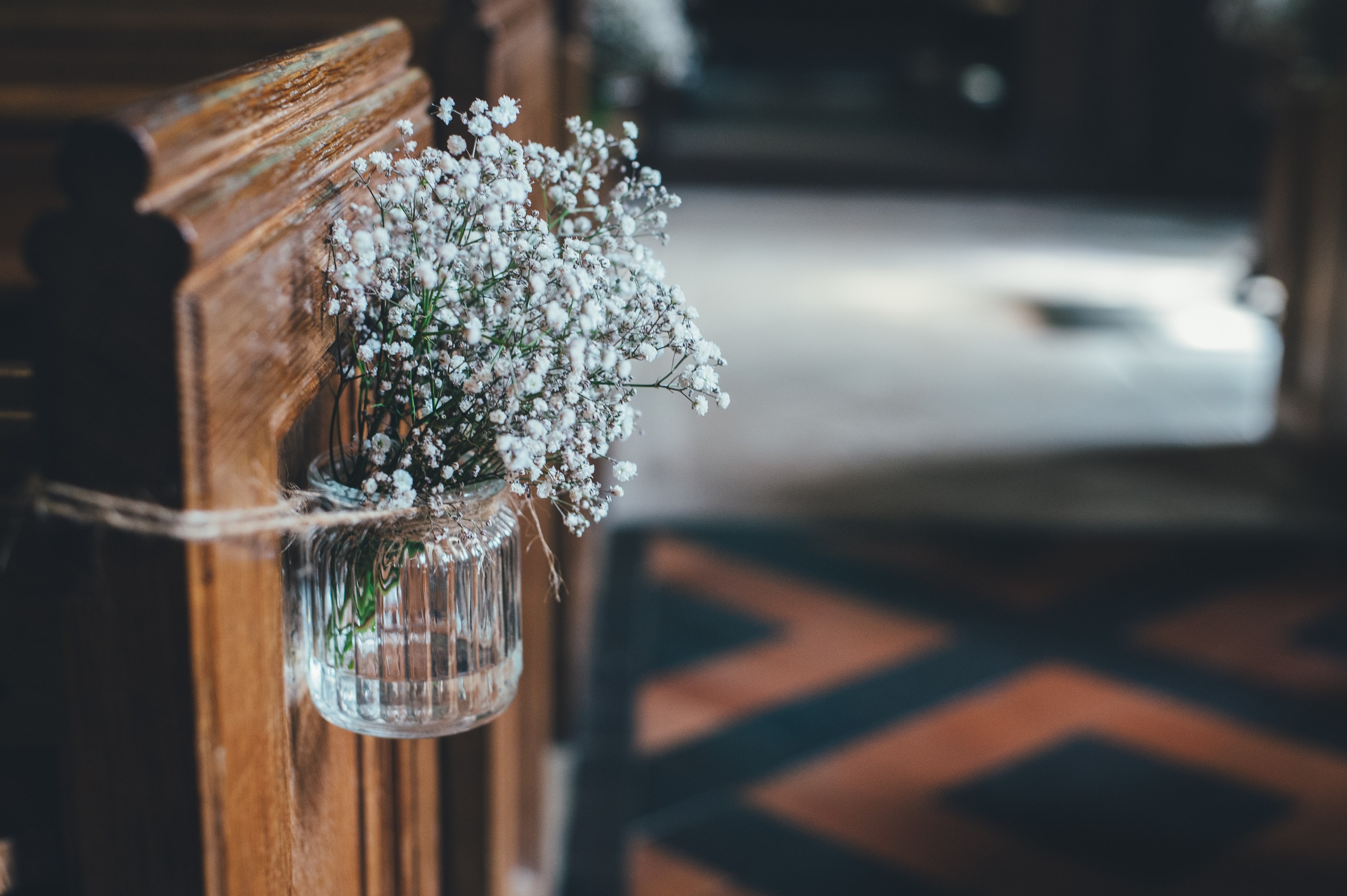 white babys breath flowers in a glass jar attached to a church pew, flowers in a church aisle 4k, HD Wallpaper