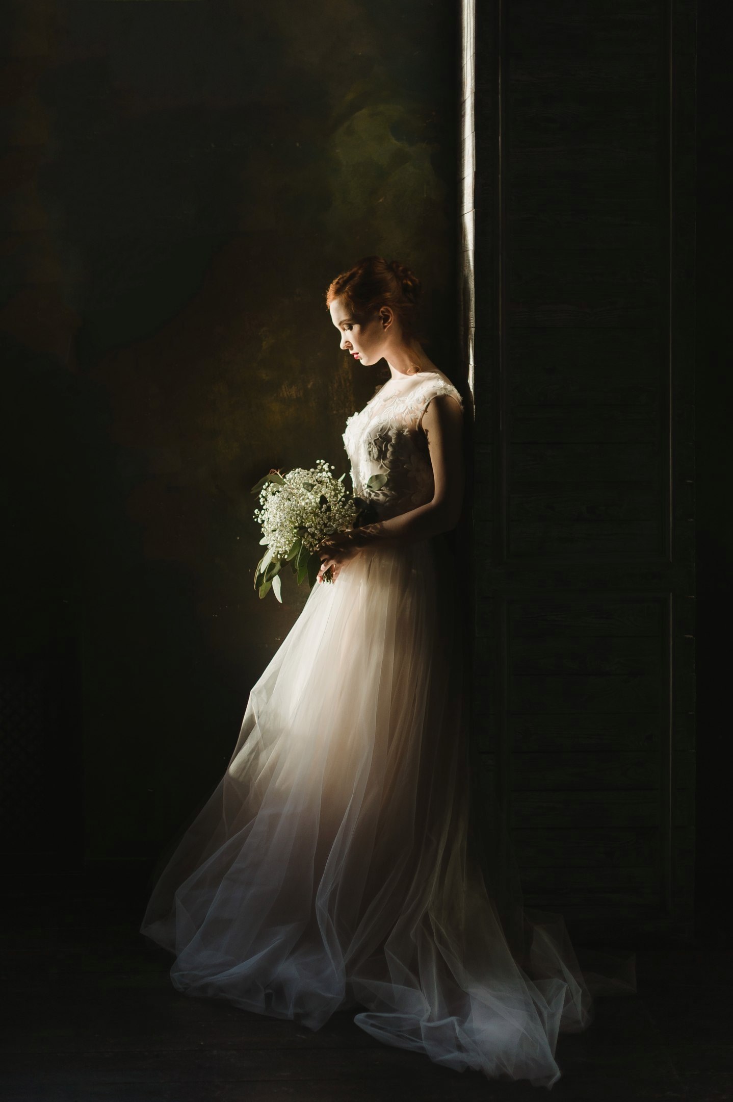 bride in a wedding gown with a floral bouquet stands in the shadows, bride surrounded by darkness 4k, Phone HD Wallpaper