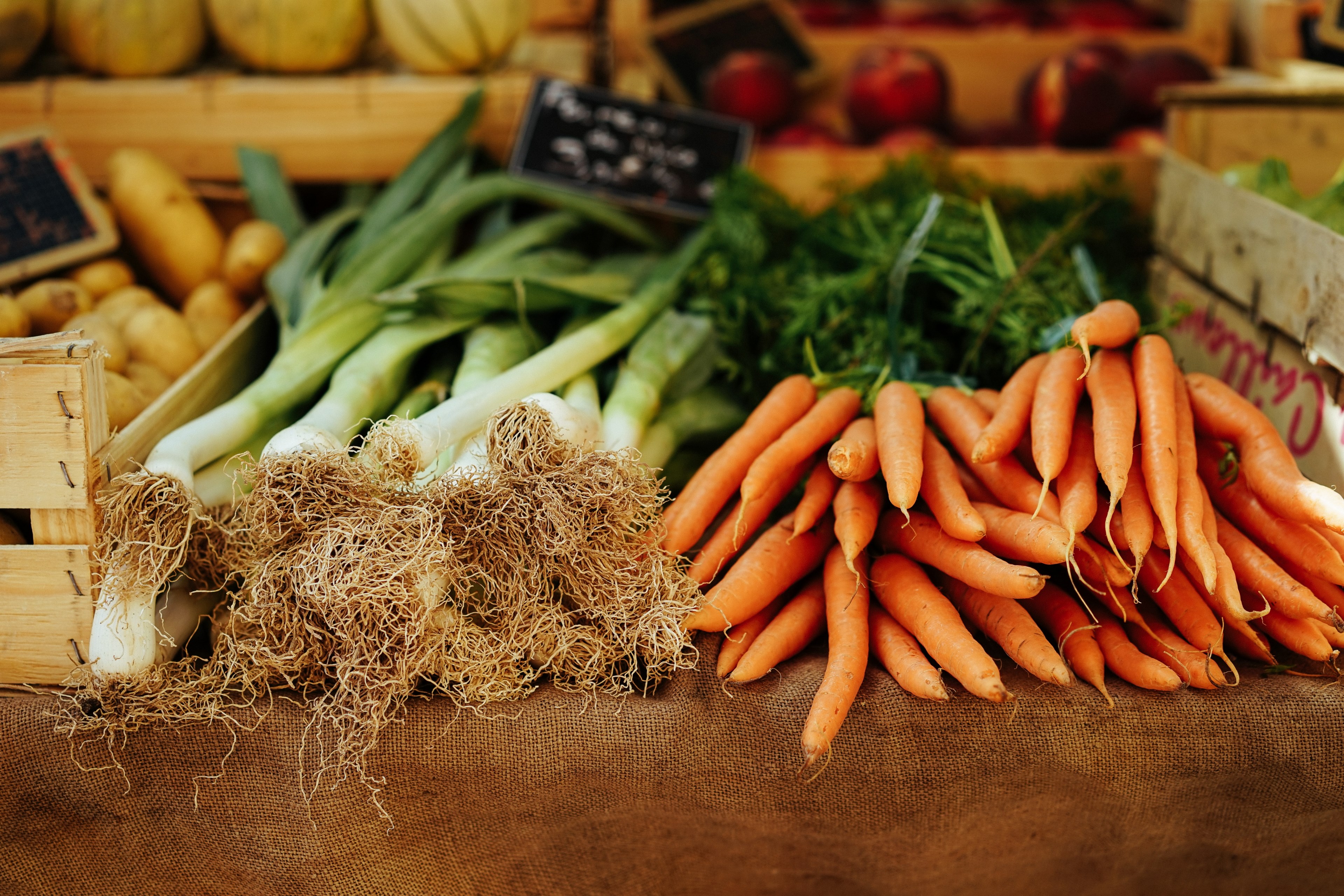 a table full of vegetables including celery and carrots at march aux fleurs, fresh veggies 4k, HD Wallpaper