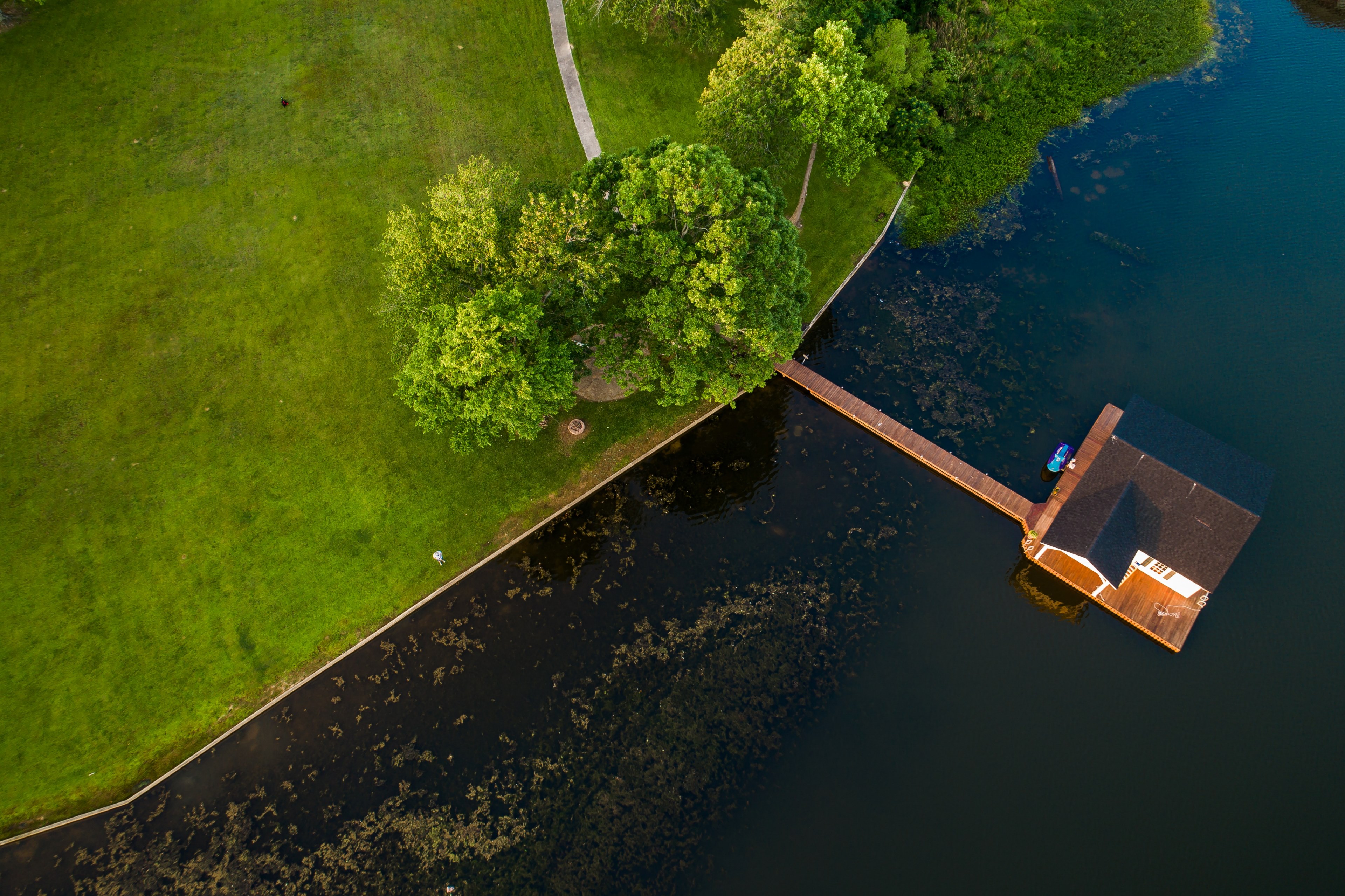 a drone shot of a boathouse on a lake near a green park, aerial view of a boathouse 4k, HD Wallpaper