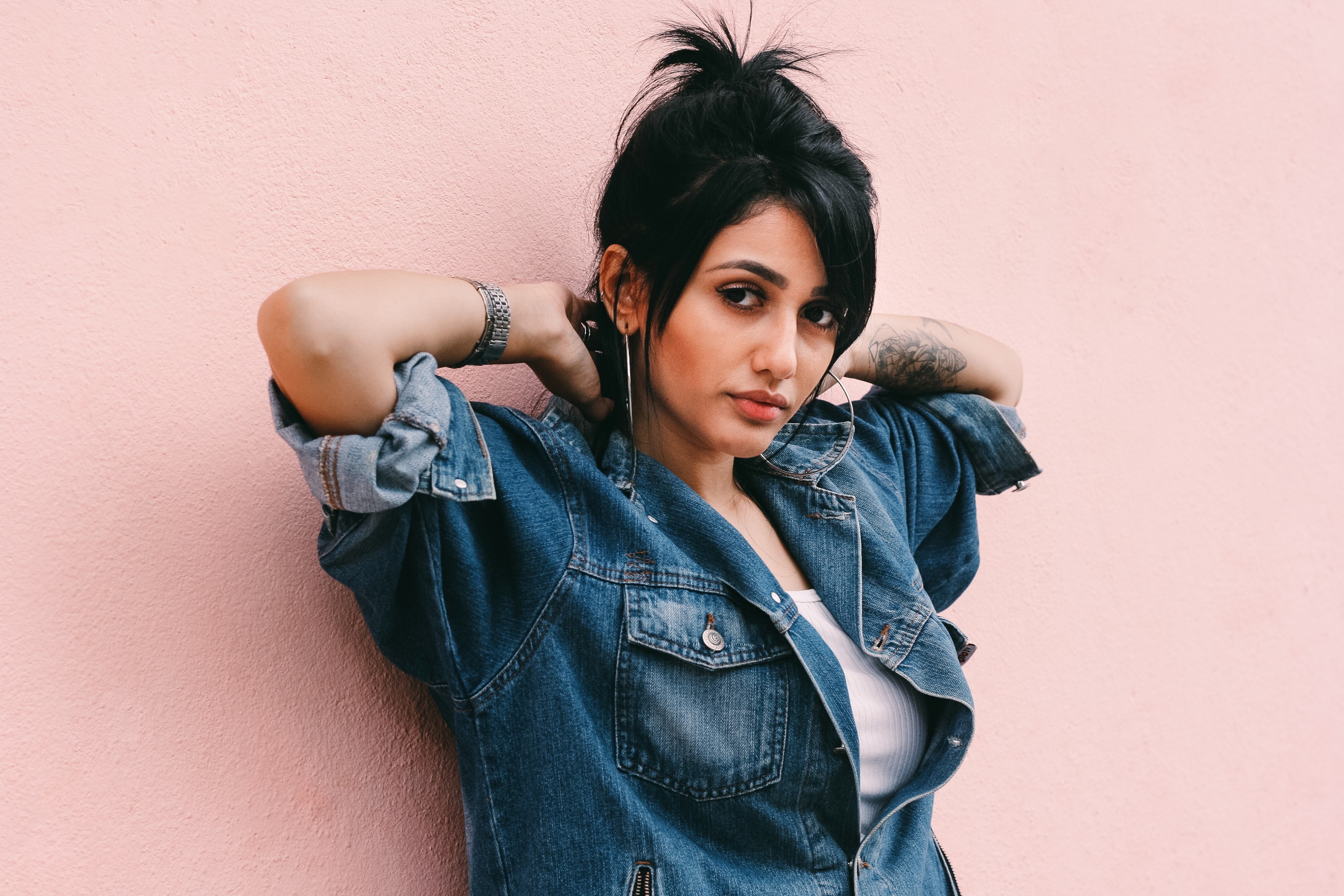 woman wearing a denim wall leaning against a millennial pink wall, jean jacket 4k, HD Wallpaper