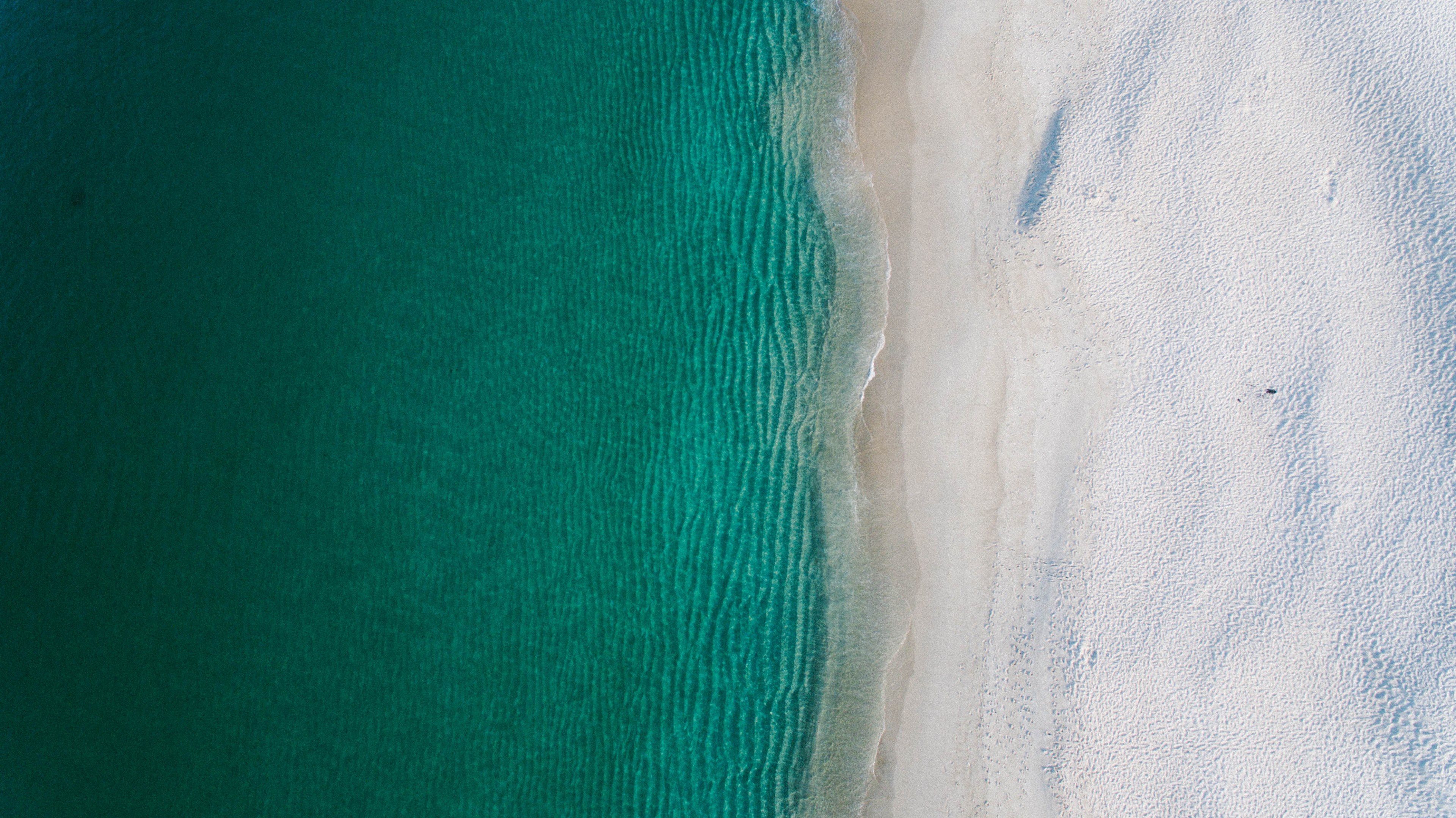 drone view of a clear ocean washing up on sand shore in nelson bay, drone view of ocean waves 4k, HD Wallpaper