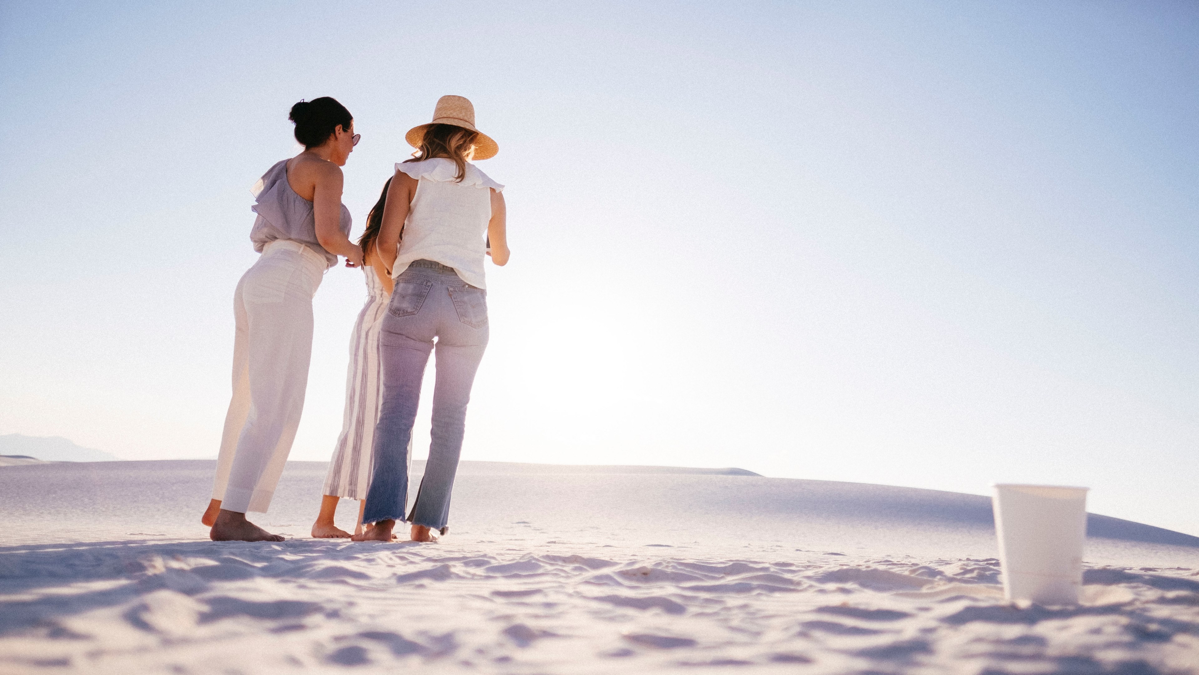 friend women sand and friendship 4k, HD Wallpaper