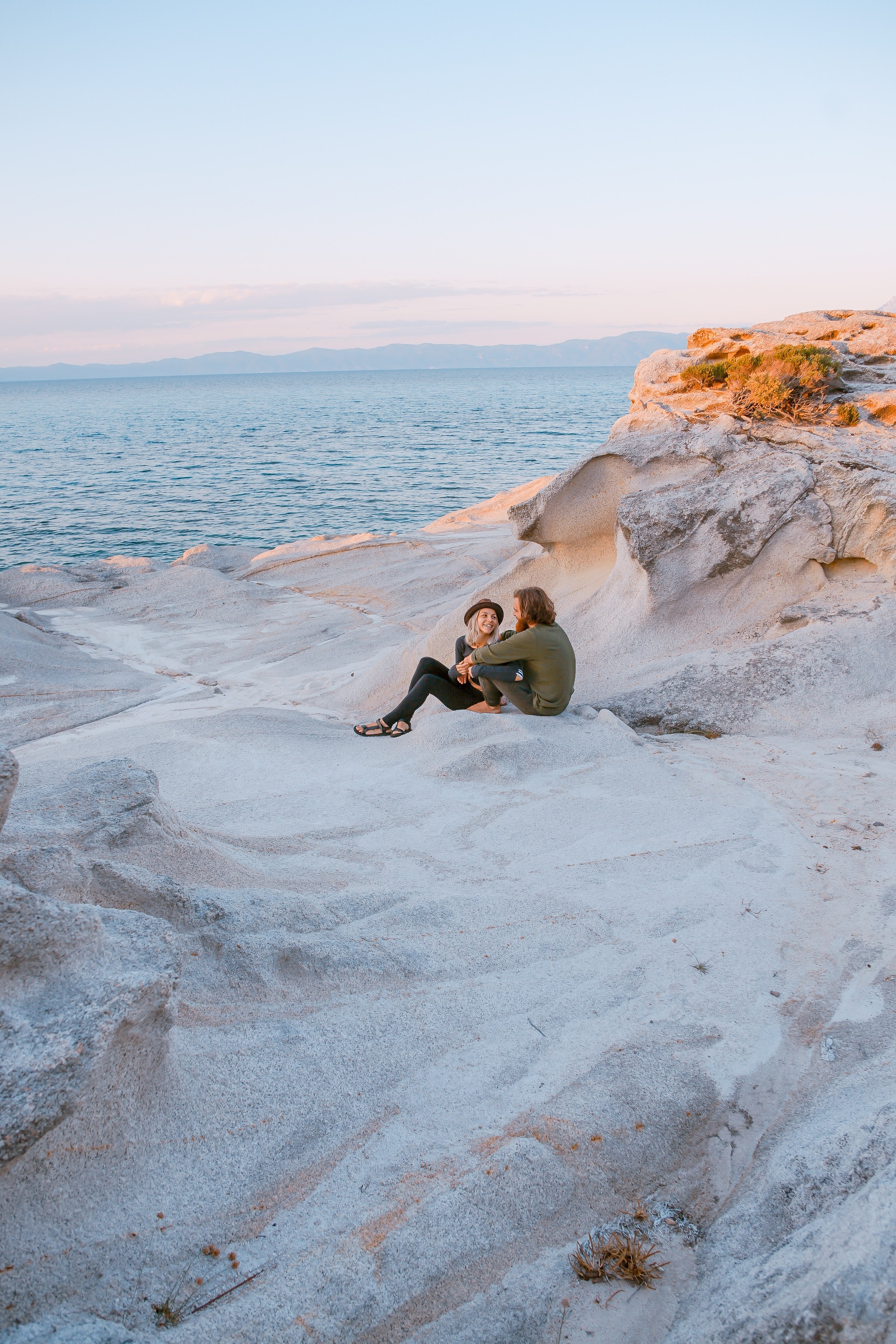 a happy couple sitting together on a white sandy beach, _togetherness 4k, Phone HD Wallpaper