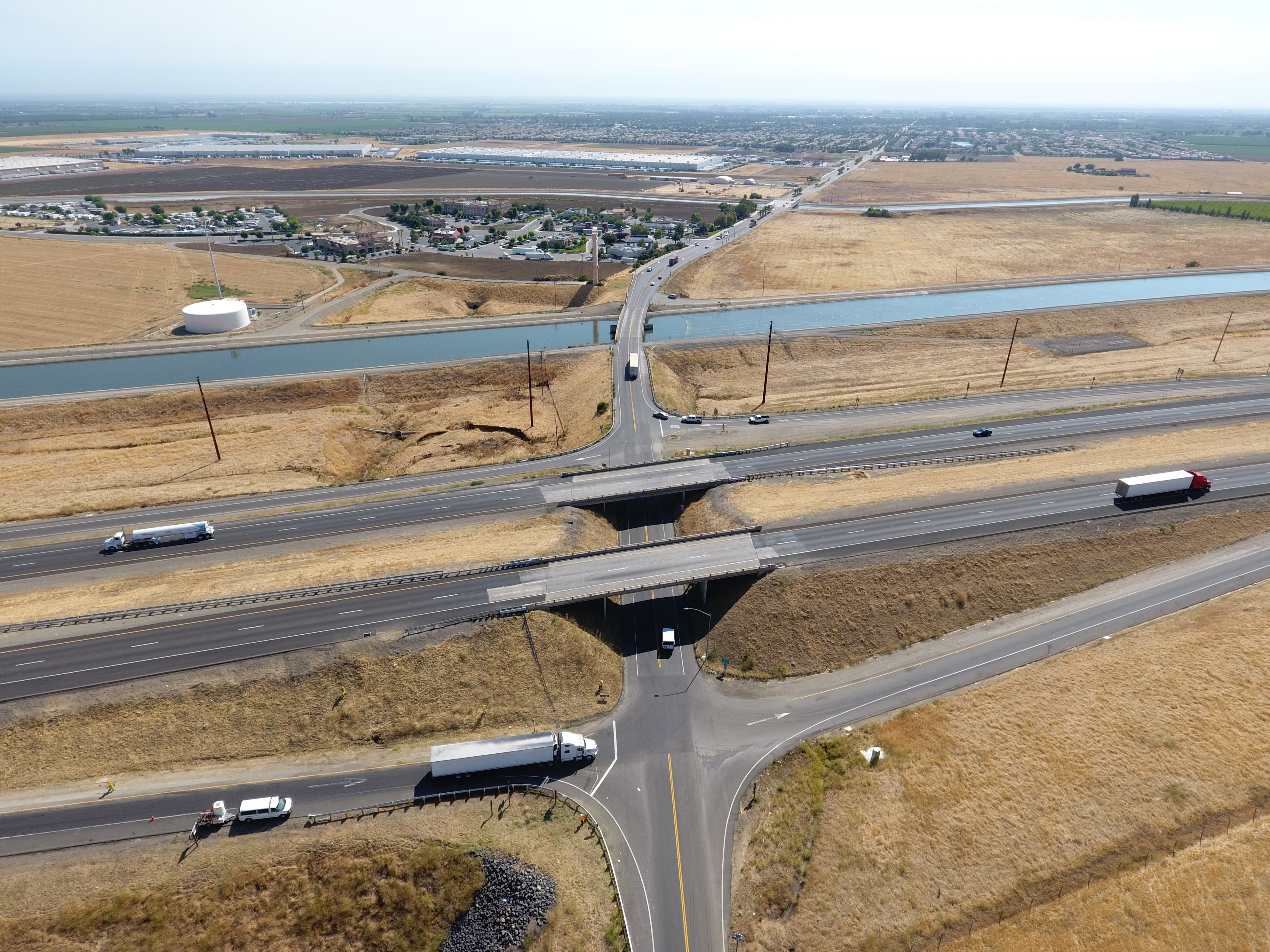 uav drone transportation and freeway 4k, HD Wallpaper