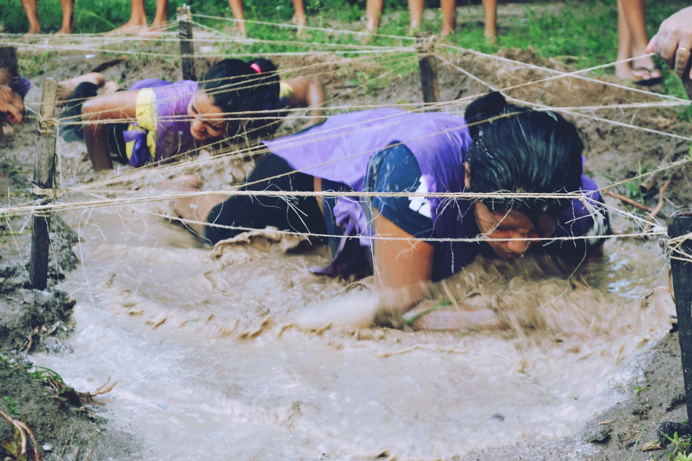 woman crawling muddy water and wet 4k, HD Wallpaper