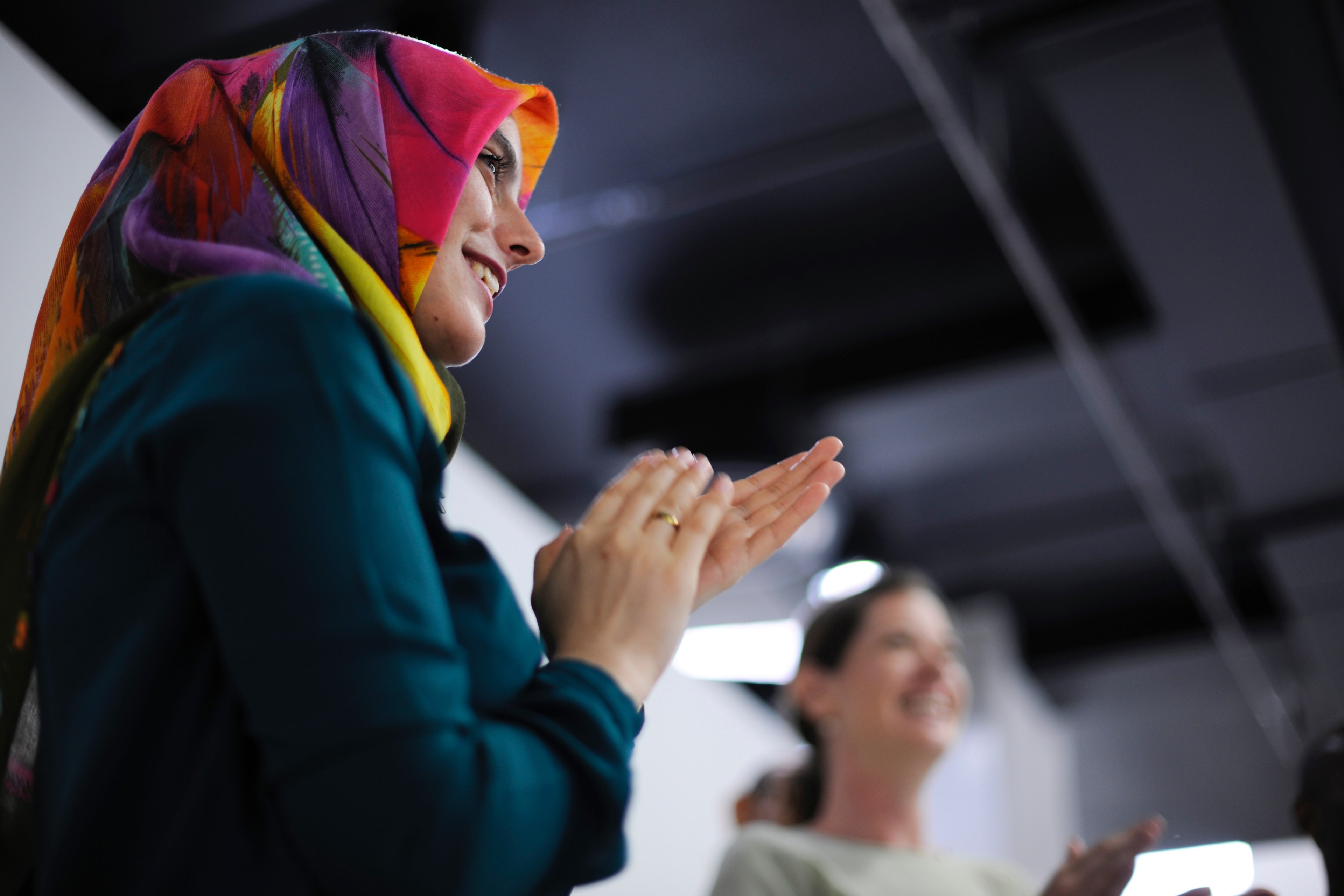 a woman in a colorful headscarf clapping and smiling, clapping woman in a headscarf 4k, HD Wallpaper