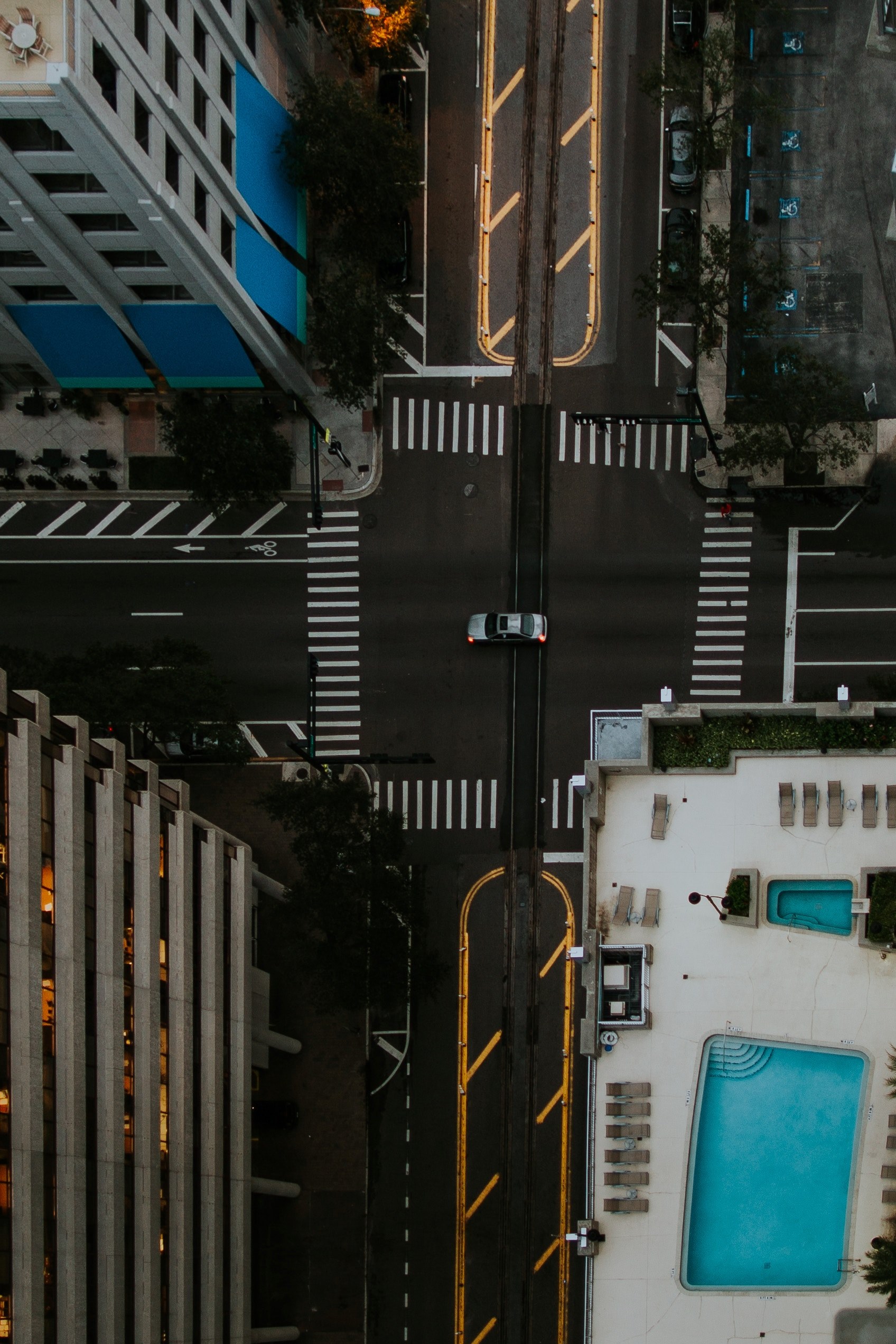 downtown intersection cross roads and roof top swimming pool hd, 4k, Phone HD Wallpaper