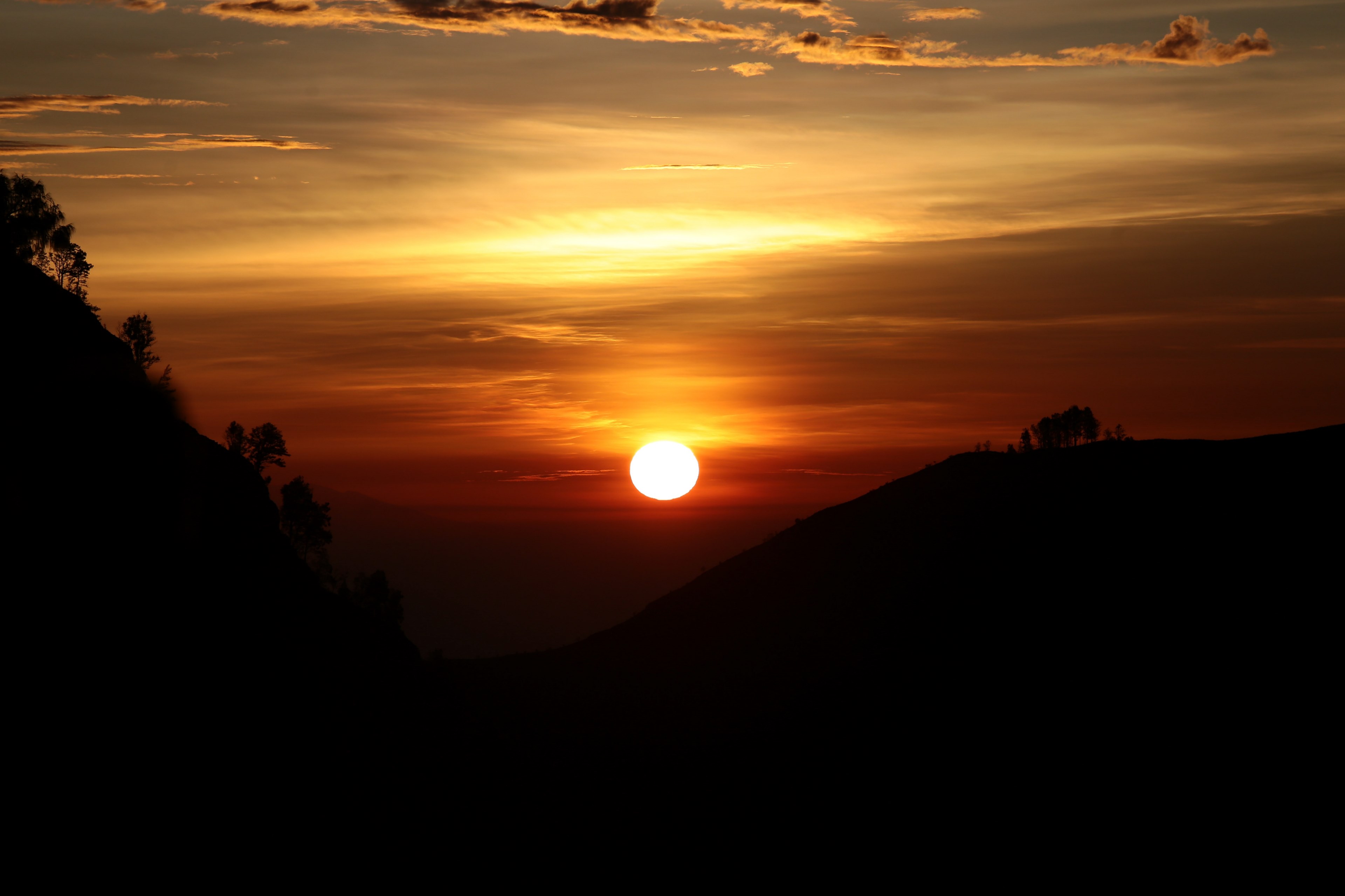sun setting over the silhouette of a steep valley, sunset over deep valley 4k, HD Wallpaper