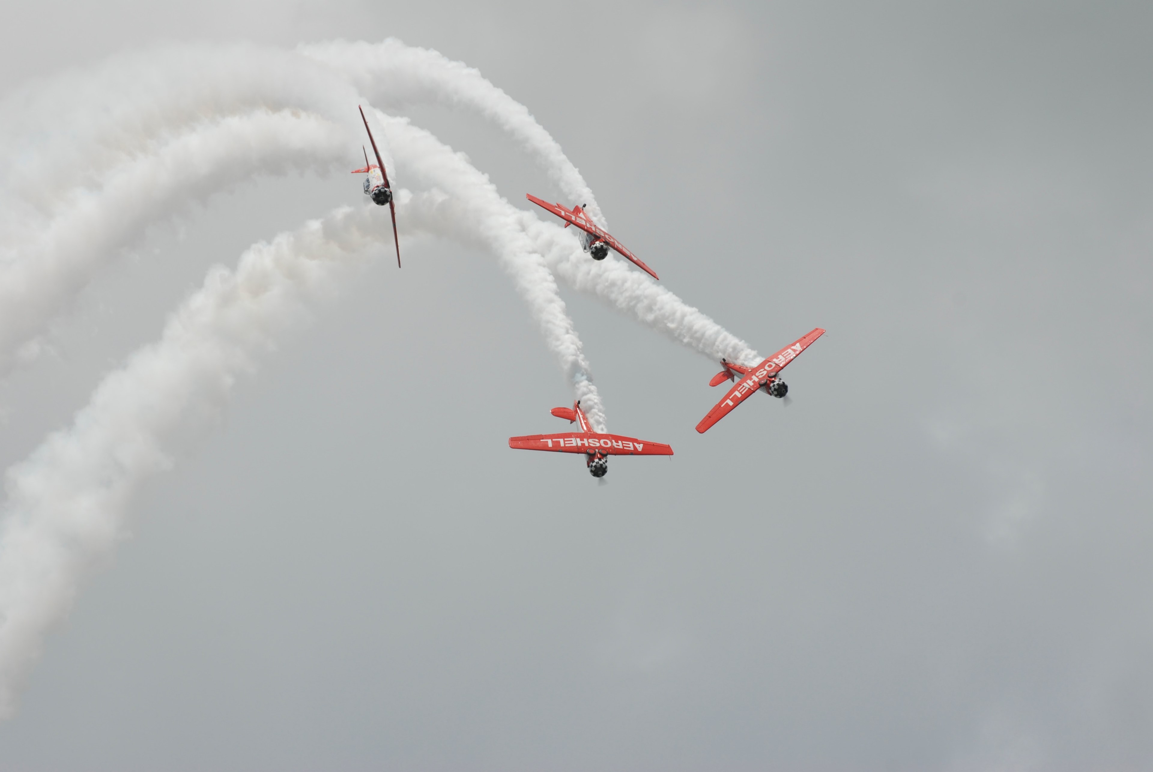 white smoke trails behind four small airplanes flying close to each other, aeroshell team at sun n fun 2008 4k, HD Wallpaper