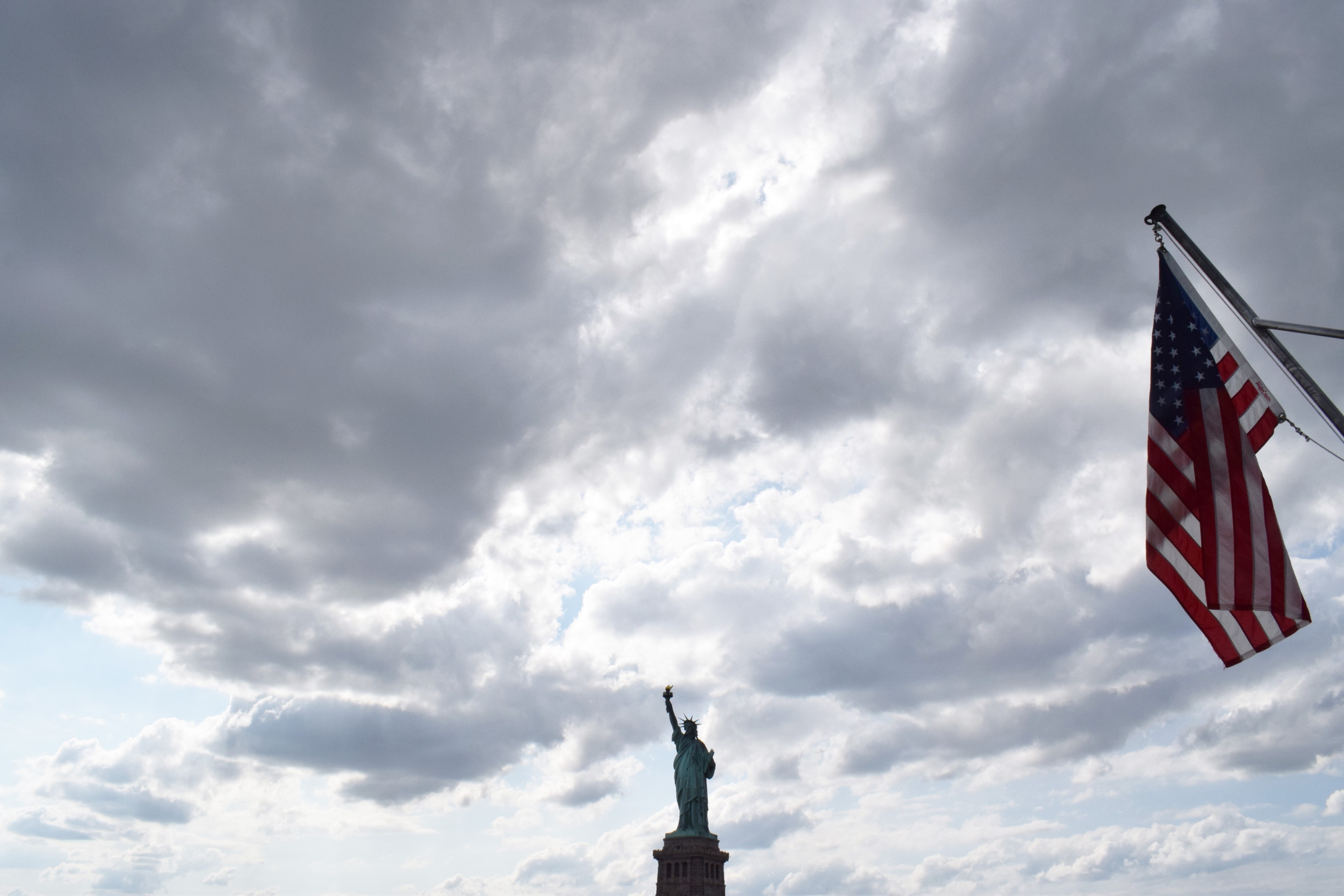 cloudy sky statue of liberty and flag 4k, HD Wallpaper