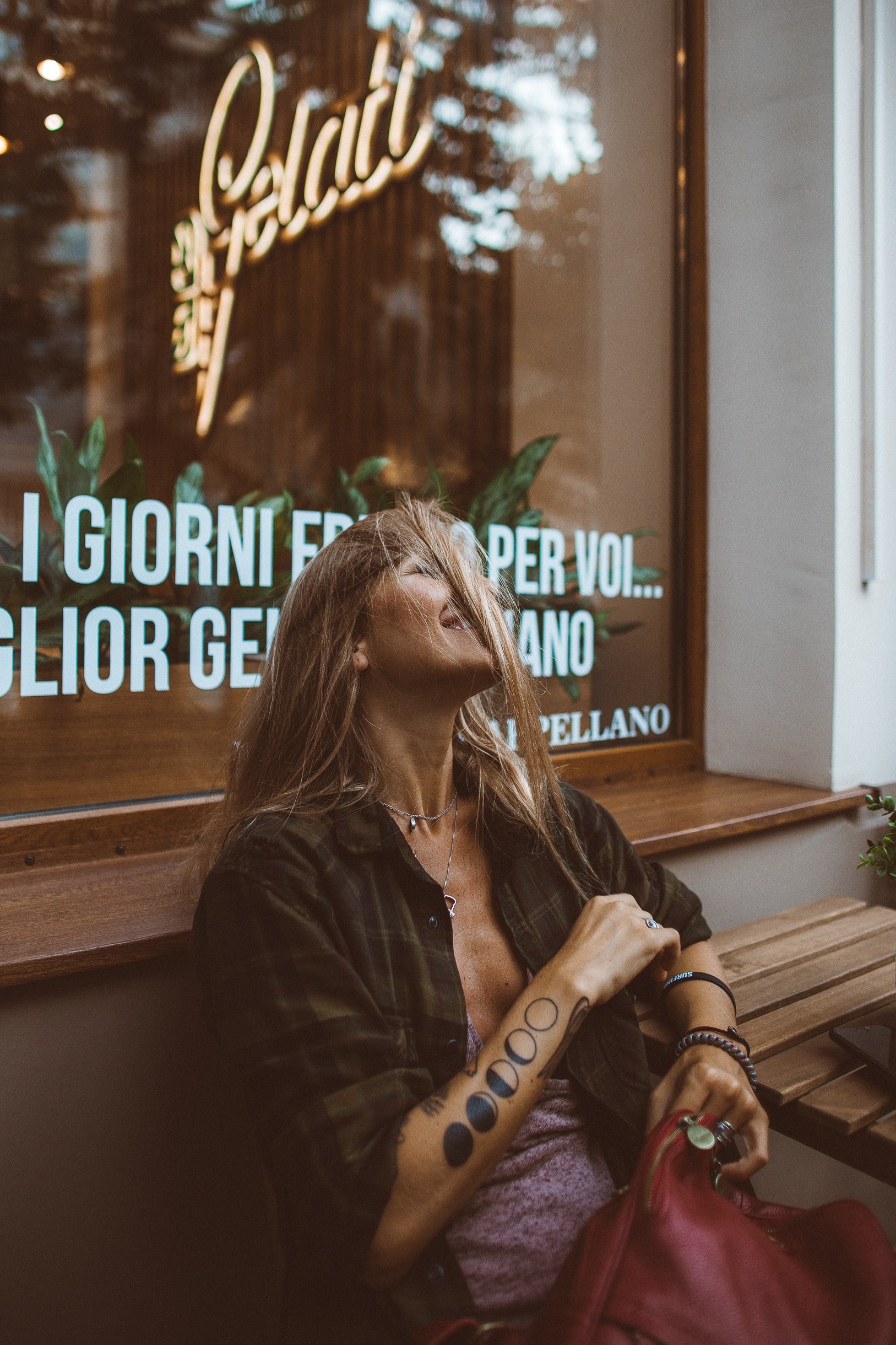 a happy girl sitting outside of a store, _happy girl outside 4k, Phone HD Wallpaper
