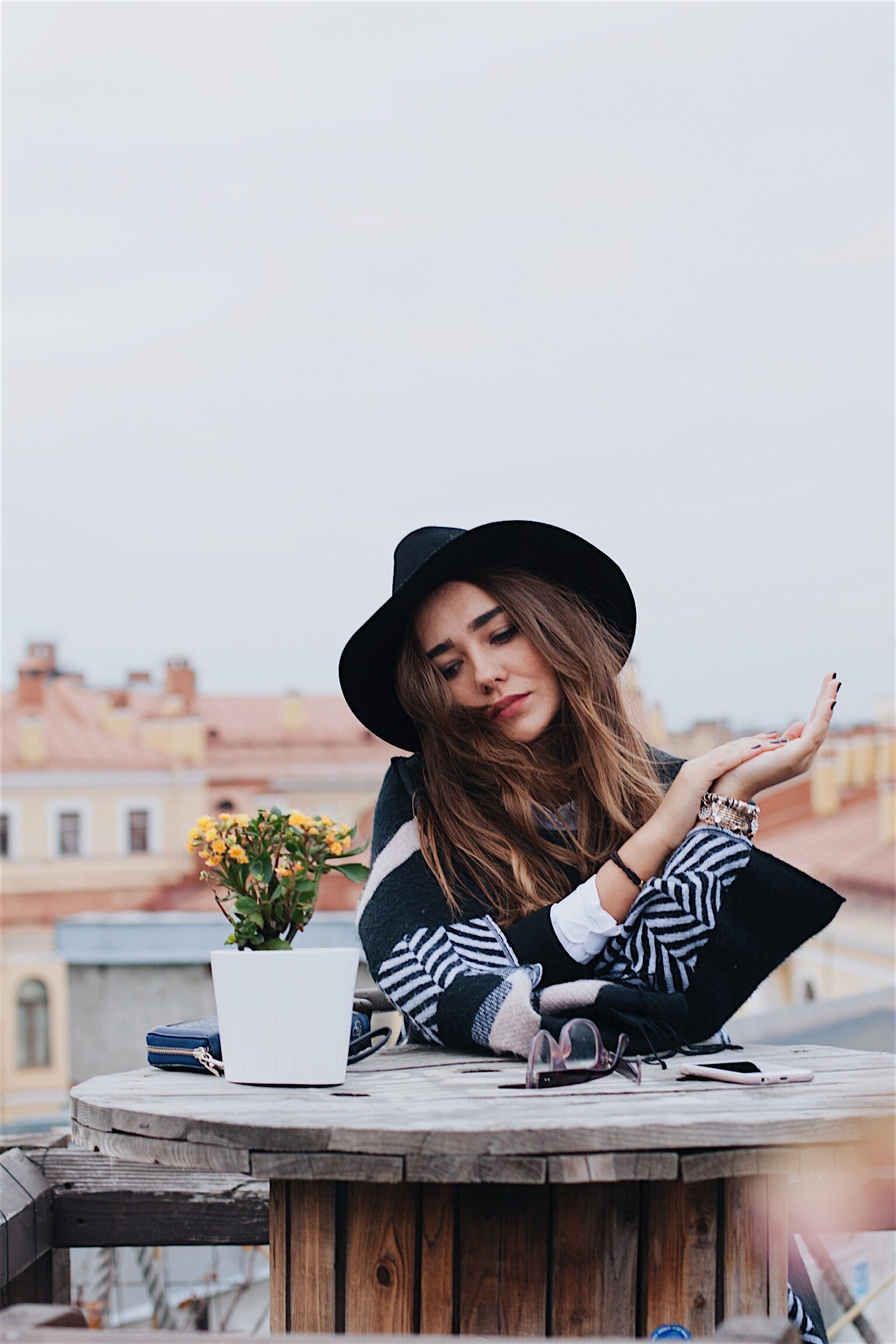 woman in hat fashion woman and sitting at table hd, 4k, Phone HD Wallpaper
