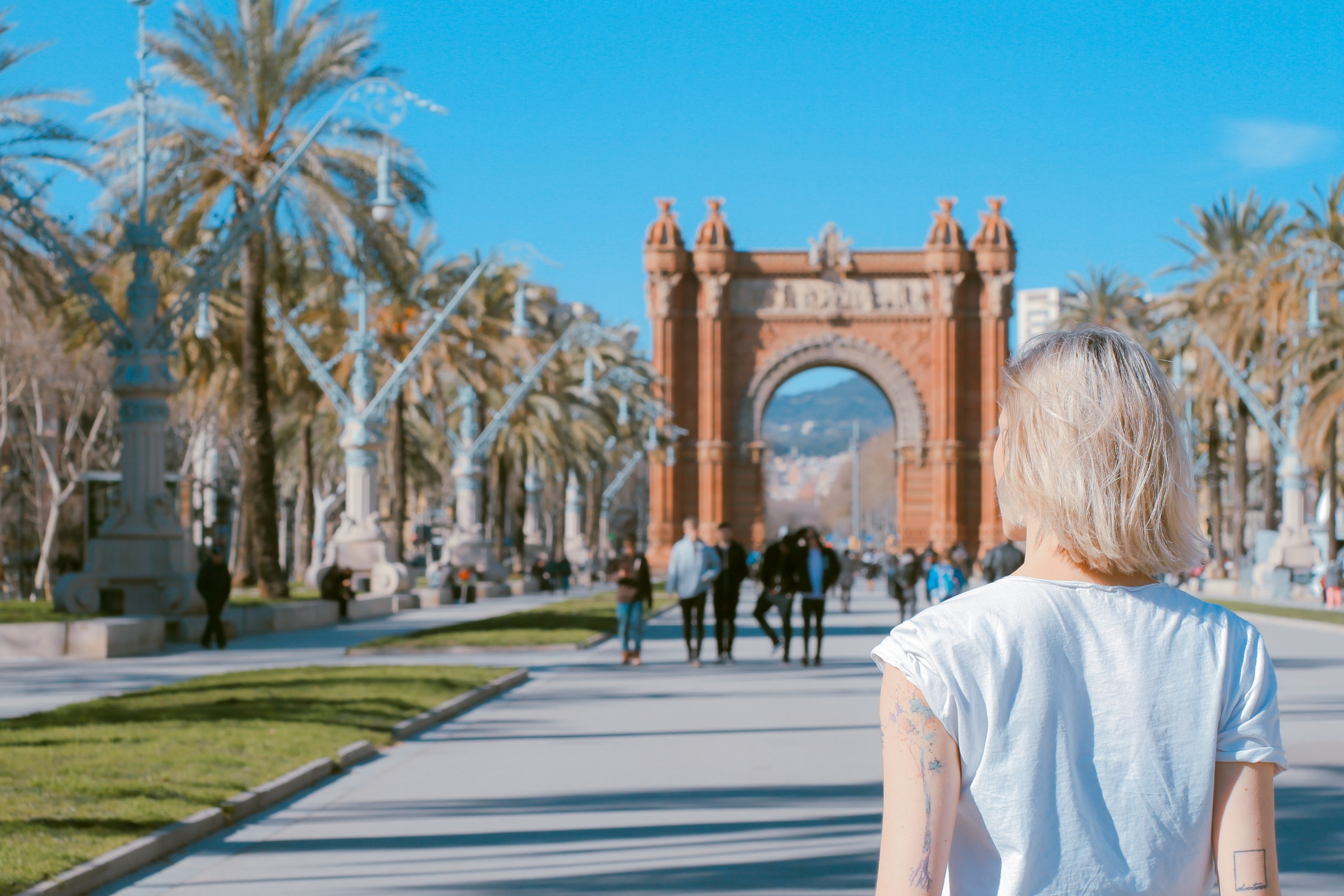 rear view of a blonde woman walking on a road under a triumphal arch in barcelona, arc de triomphe 4k, HD Wallpaper