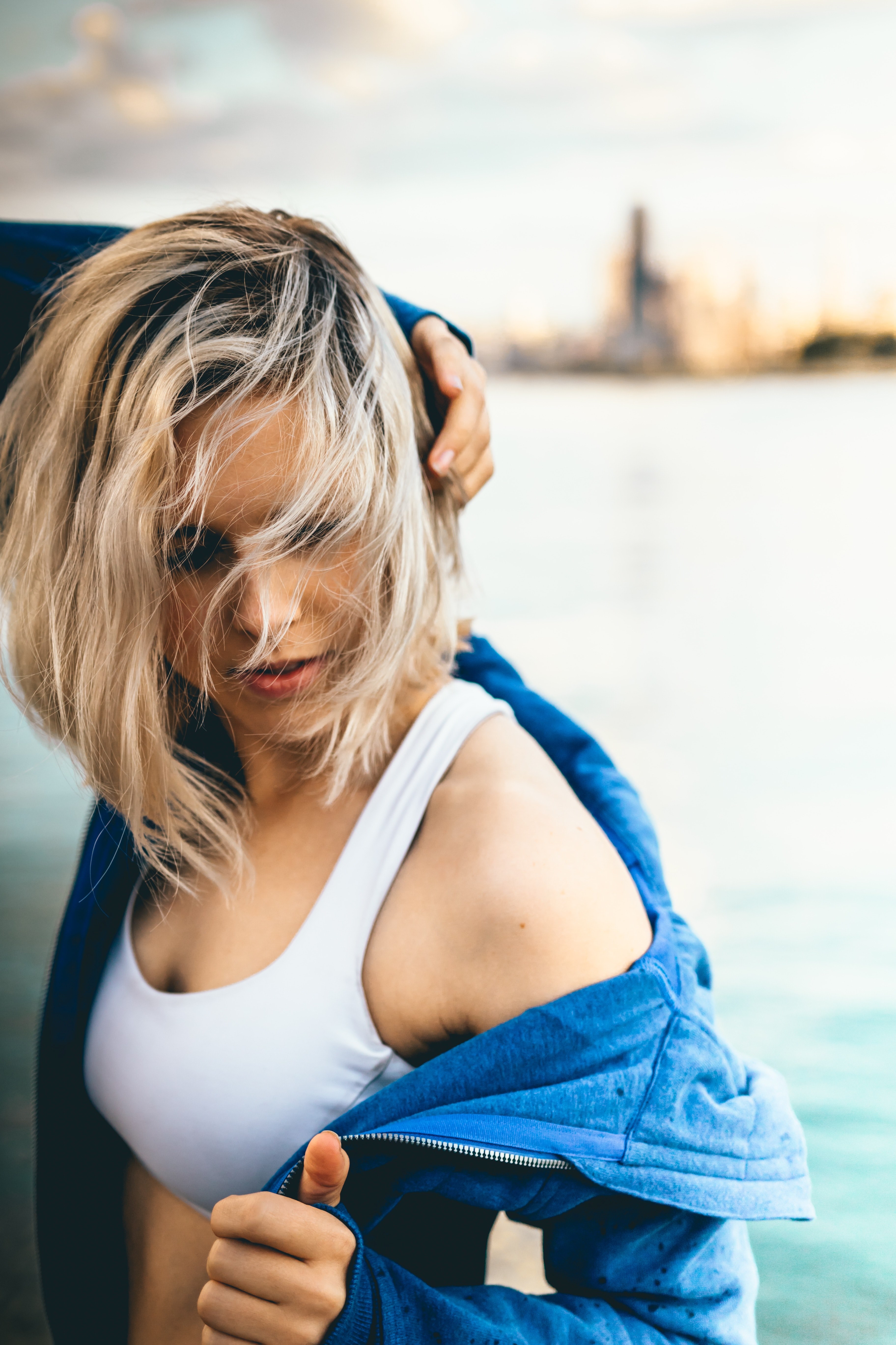 a blonde woman wearing a sports bra and blue hooded sweatshirt in chicago, chicago athlete 4k, Phone HD Wallpaper