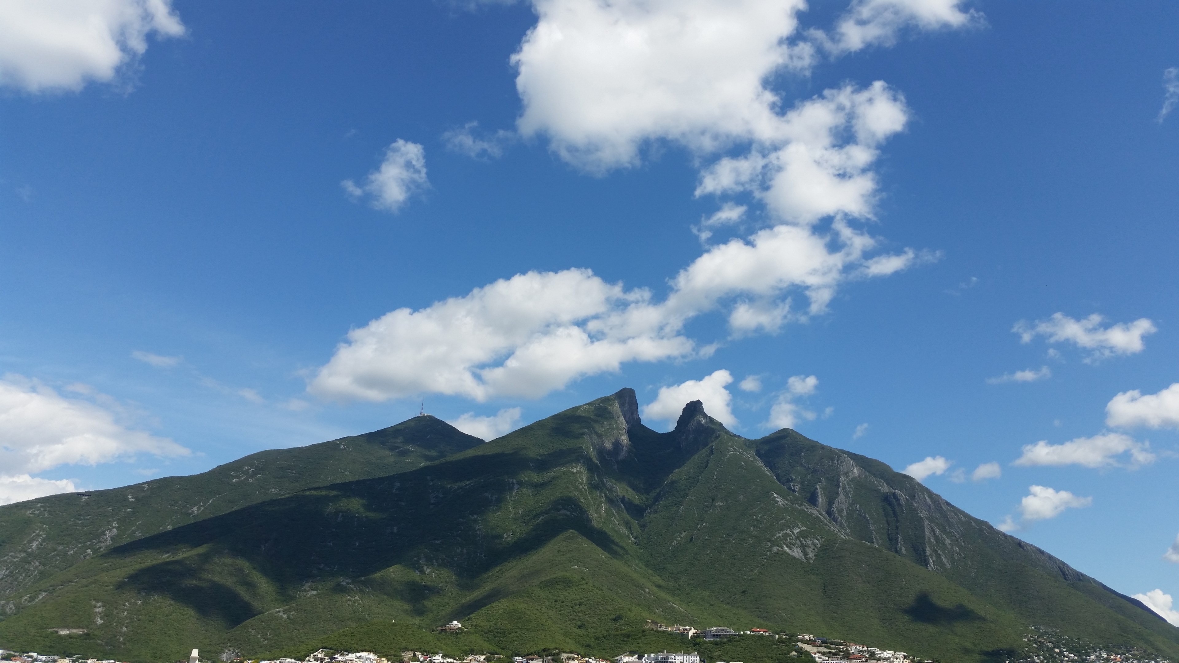 a green mountain with a saddle shaped profile, cerro de la silla on a warm day 4k, HD Wallpaper