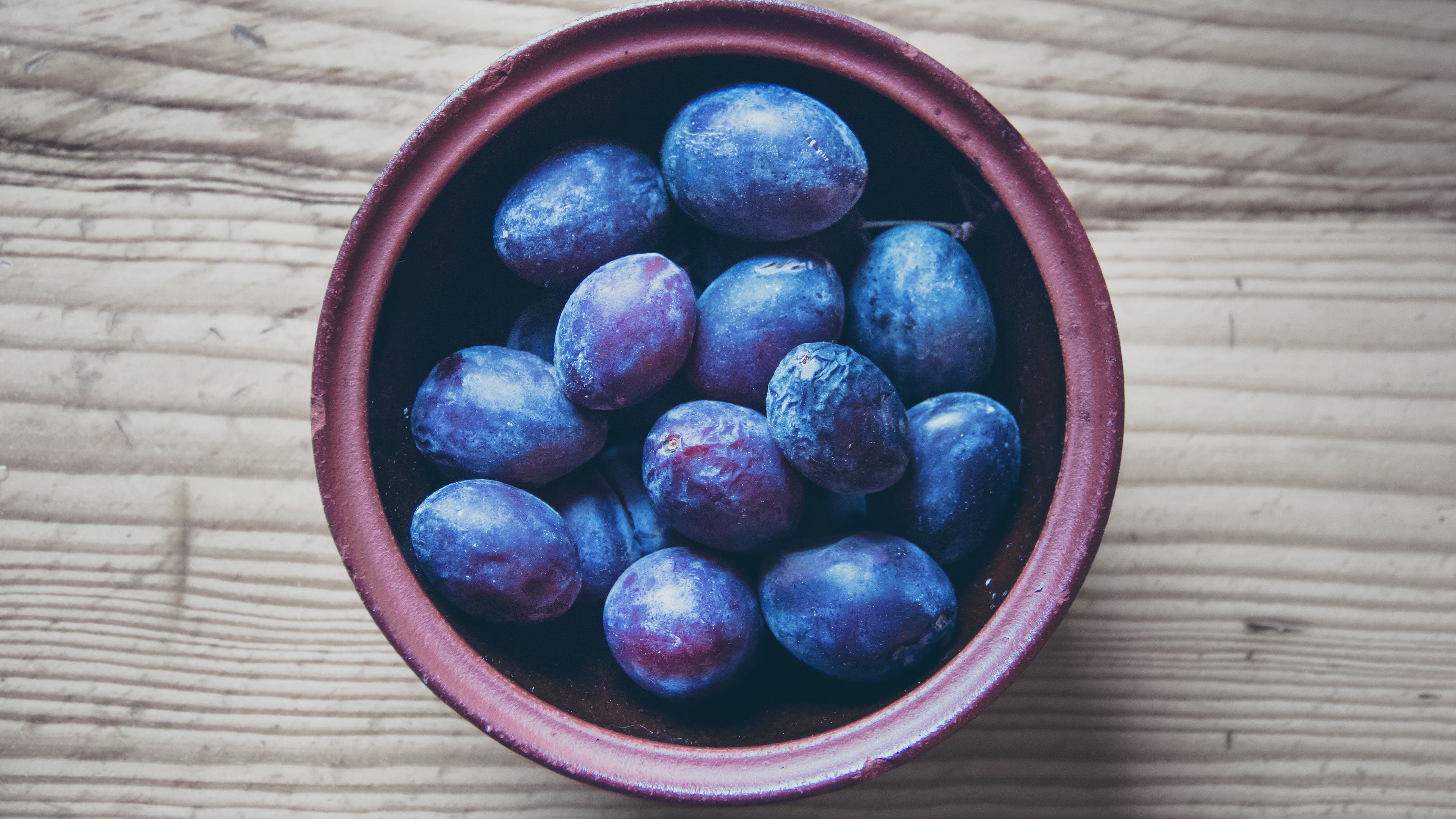 plum, plate, fruit, 4k, HD Wallpaper