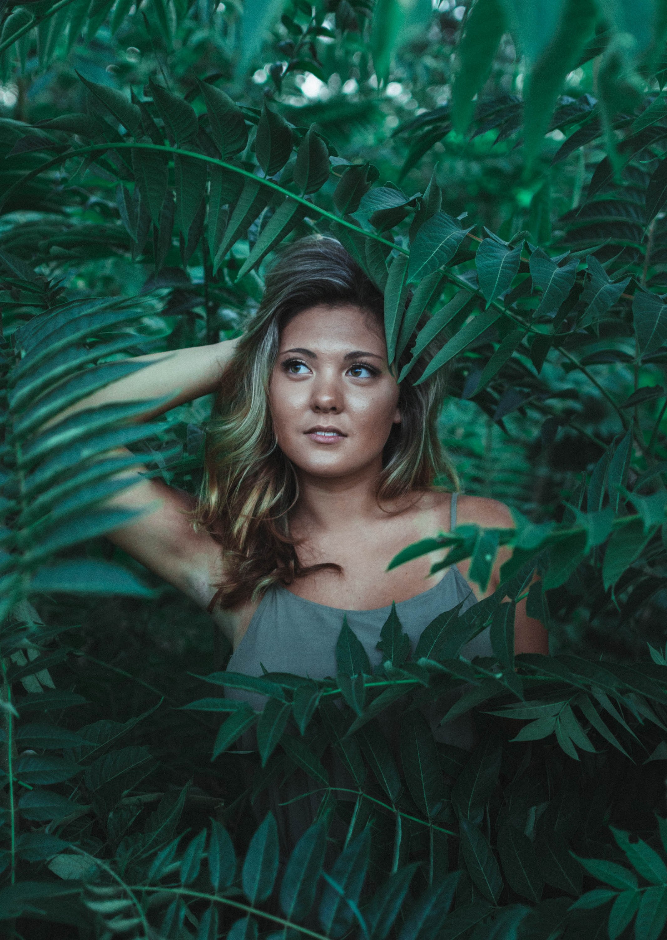 a model poses looking to the side among bright green ferns, in the brush 4k, Phone HD Wallpaper