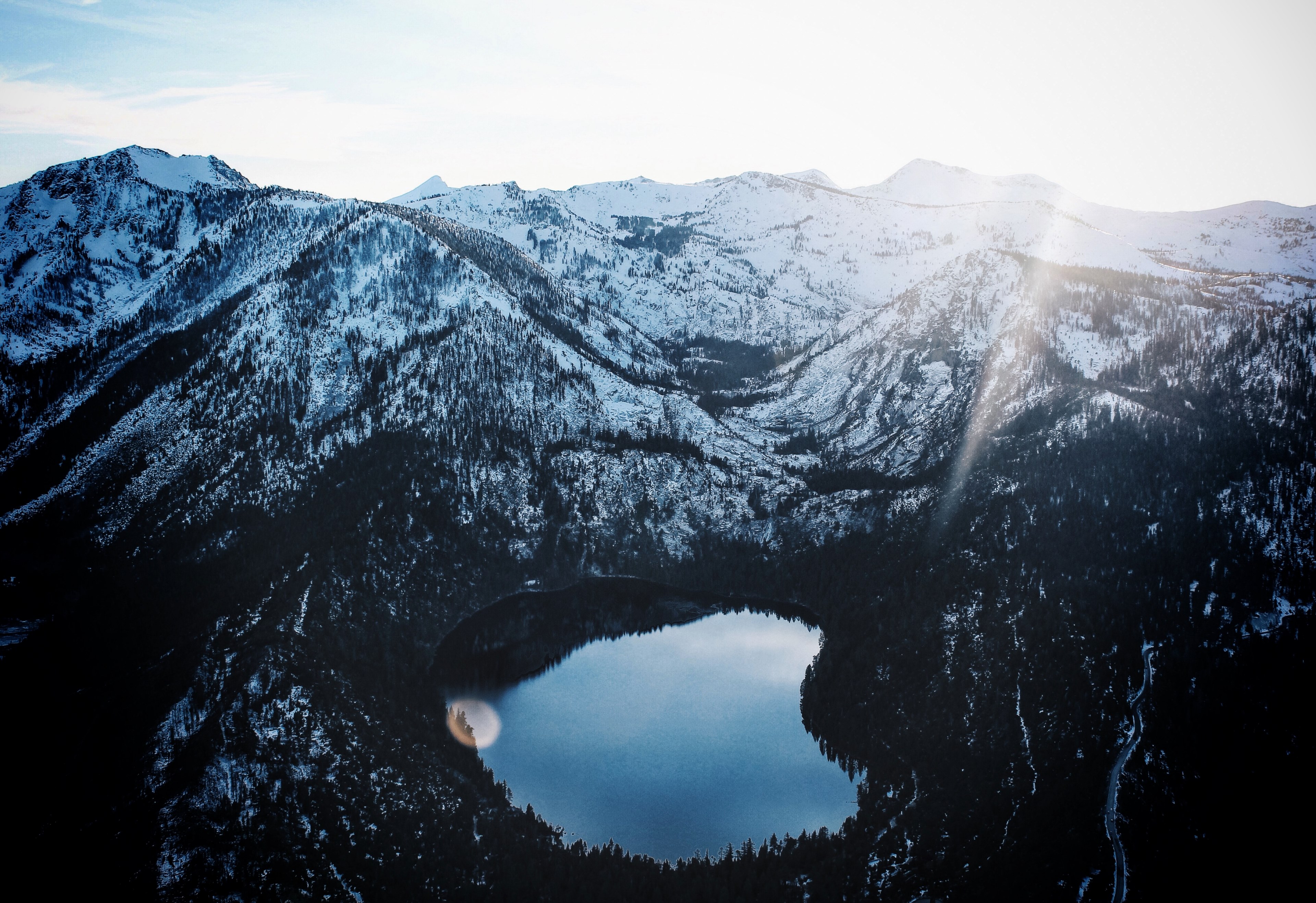 a high view of a mountain lake surrounded by a coniferous forest, clear lake in snowy mountains 4k, HD Wallpaper