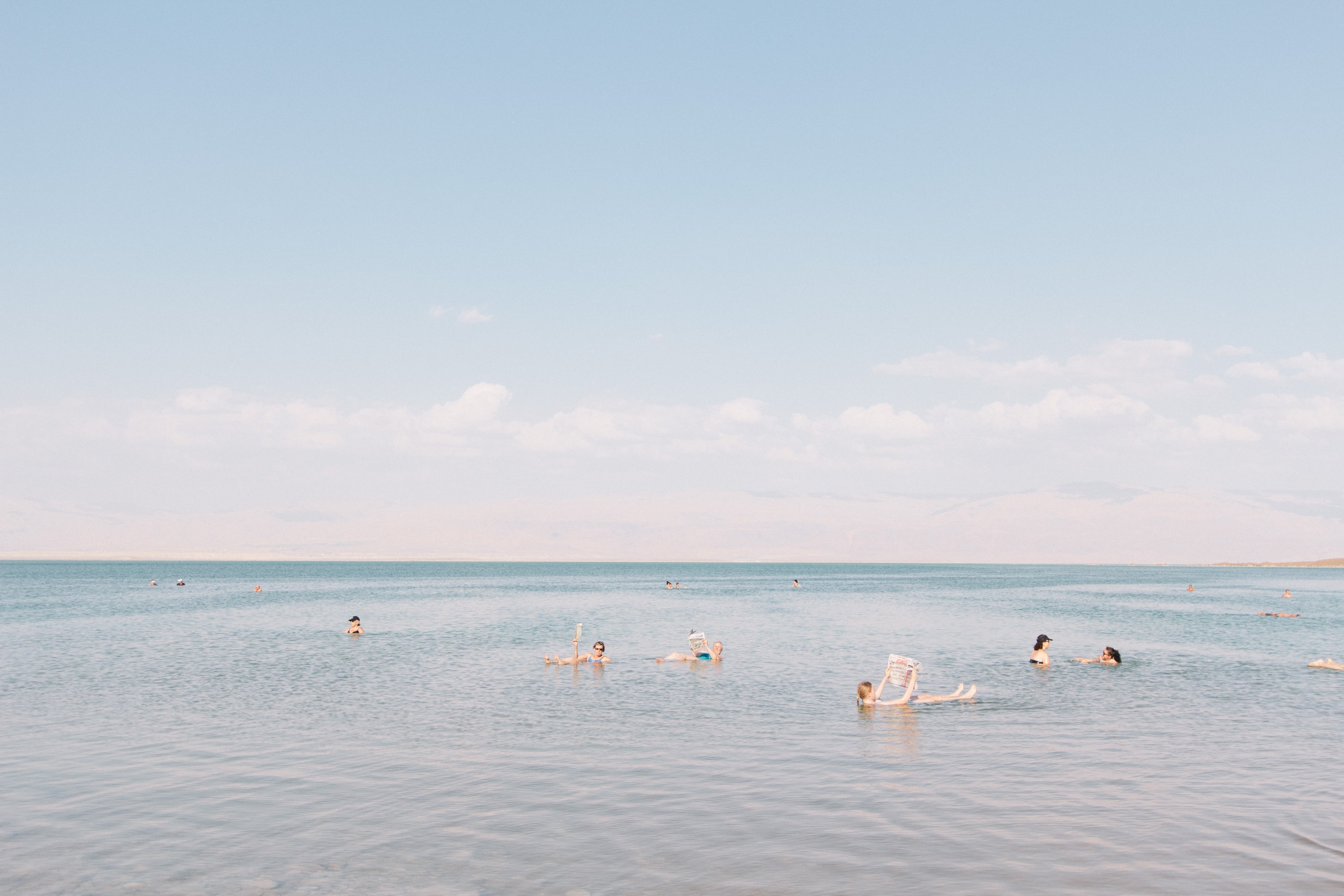 people floating in the very salty water in the dead sea, dead sea floating 4k, HD Wallpaper