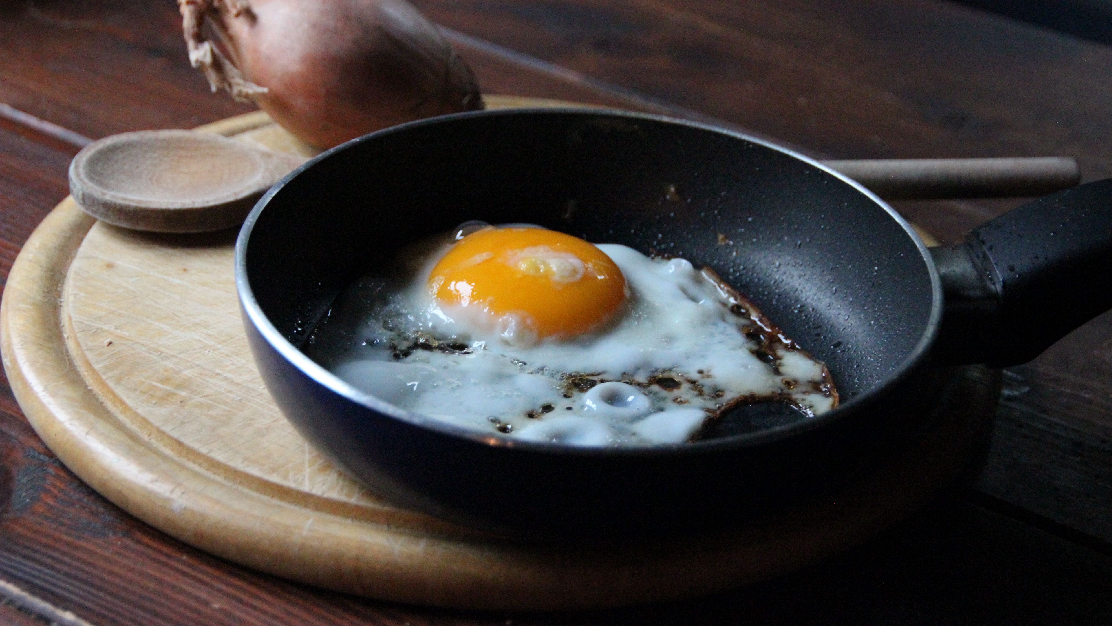 fried eggs, onion, pan, cutting board, 4k, HD Wallpaper