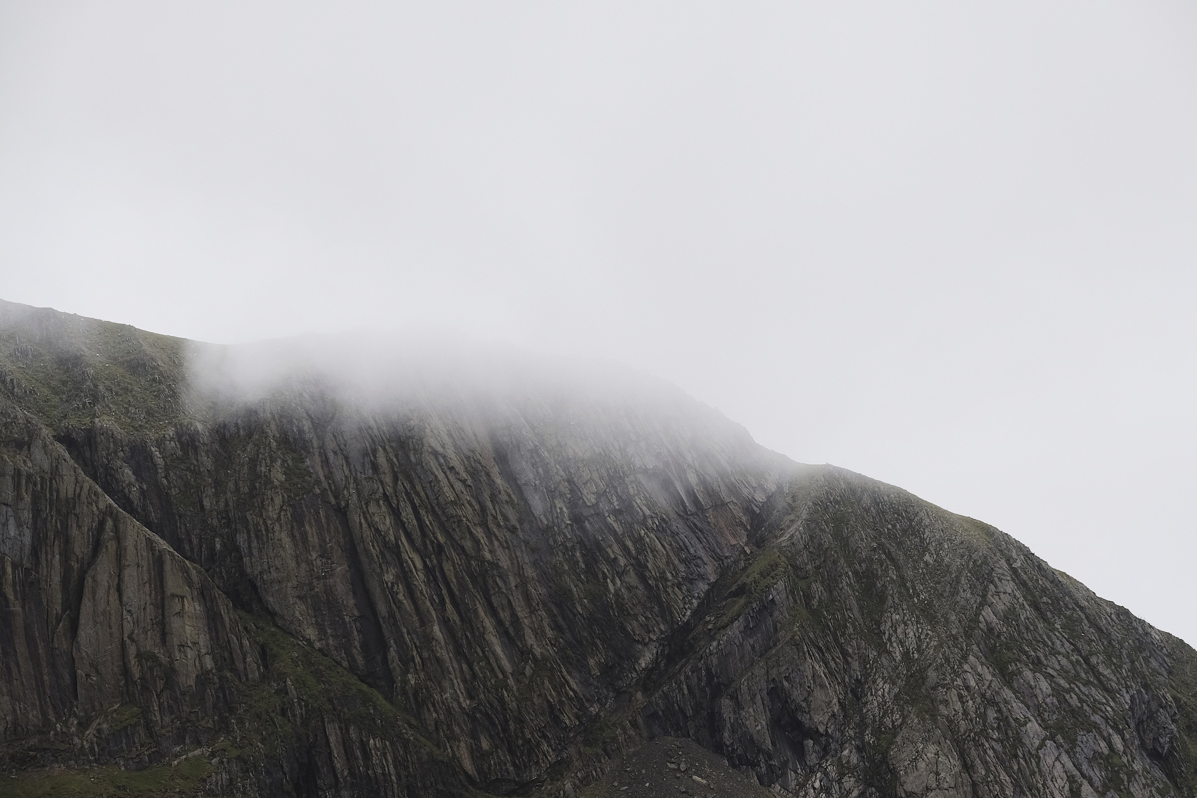gray rocky mountain cliff covered in clouds and fog, snowdon in the clouds 4k, HD Wallpaper