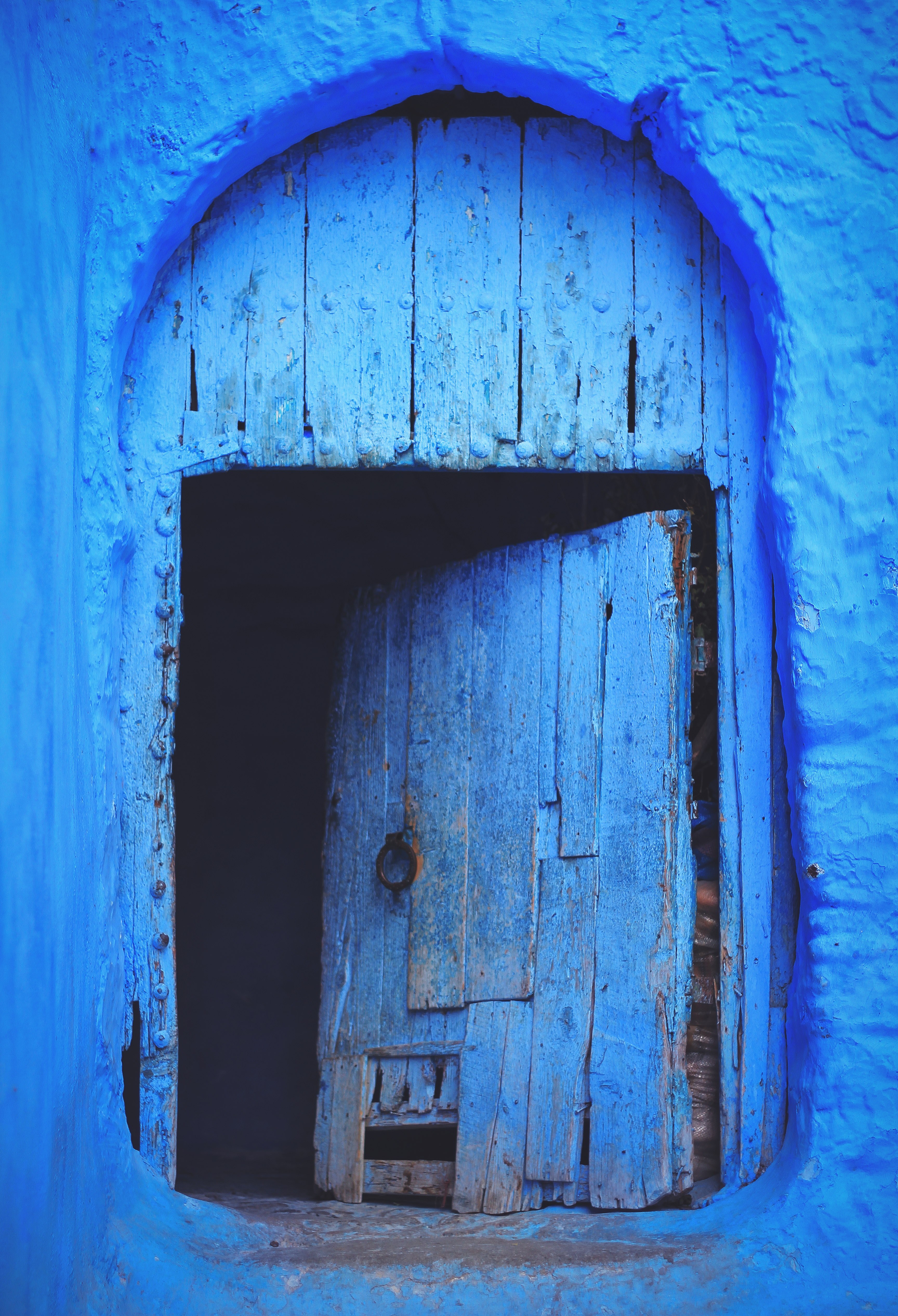 a small blue door opening up to a dark room, _the door 4k, Phone HD Wallpaper