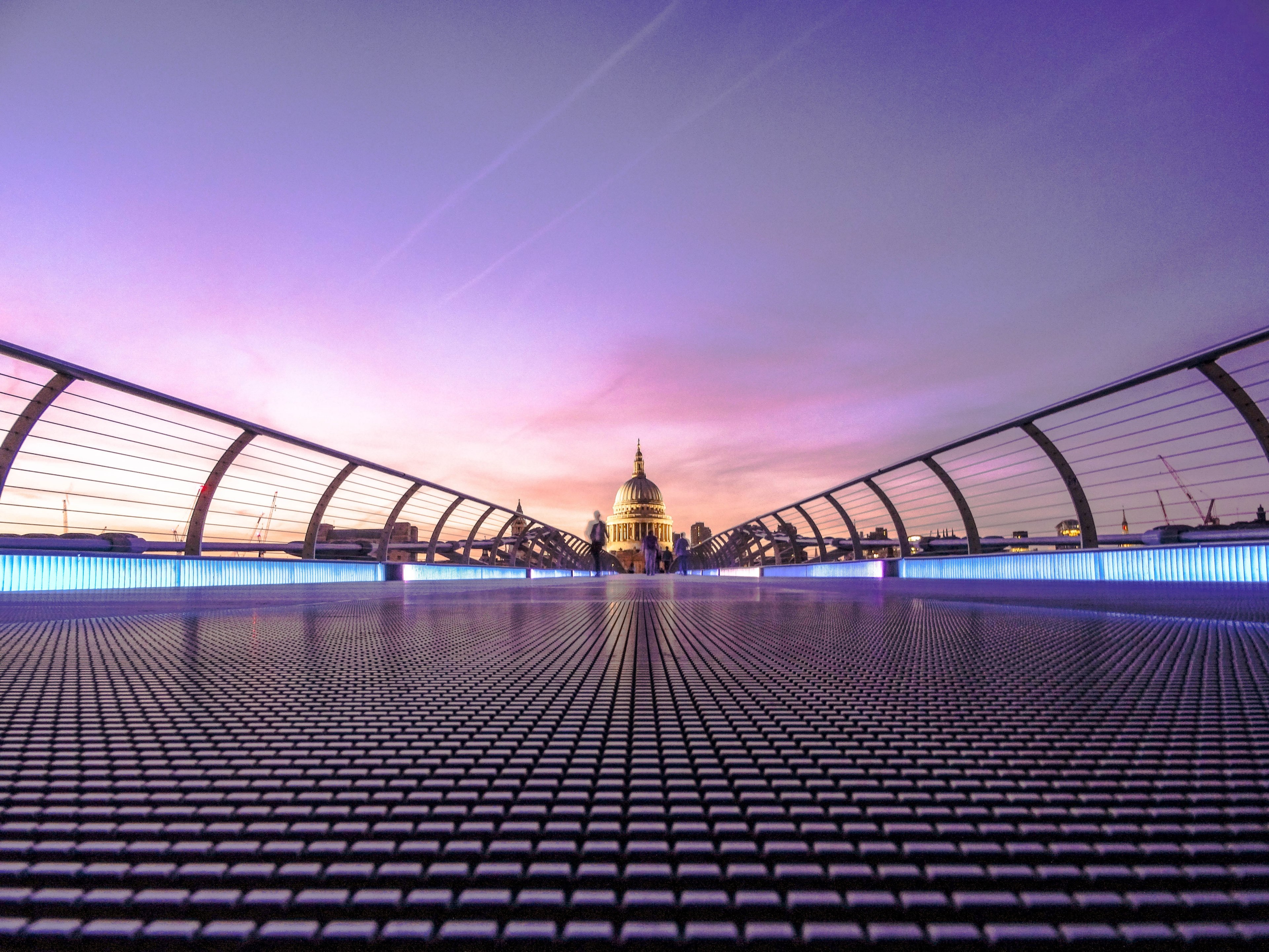 a low shot of people on the millennium bridge in london with a view on st_ pauls cathedral, evening over millennium bridge 4k, HD Wallpaper