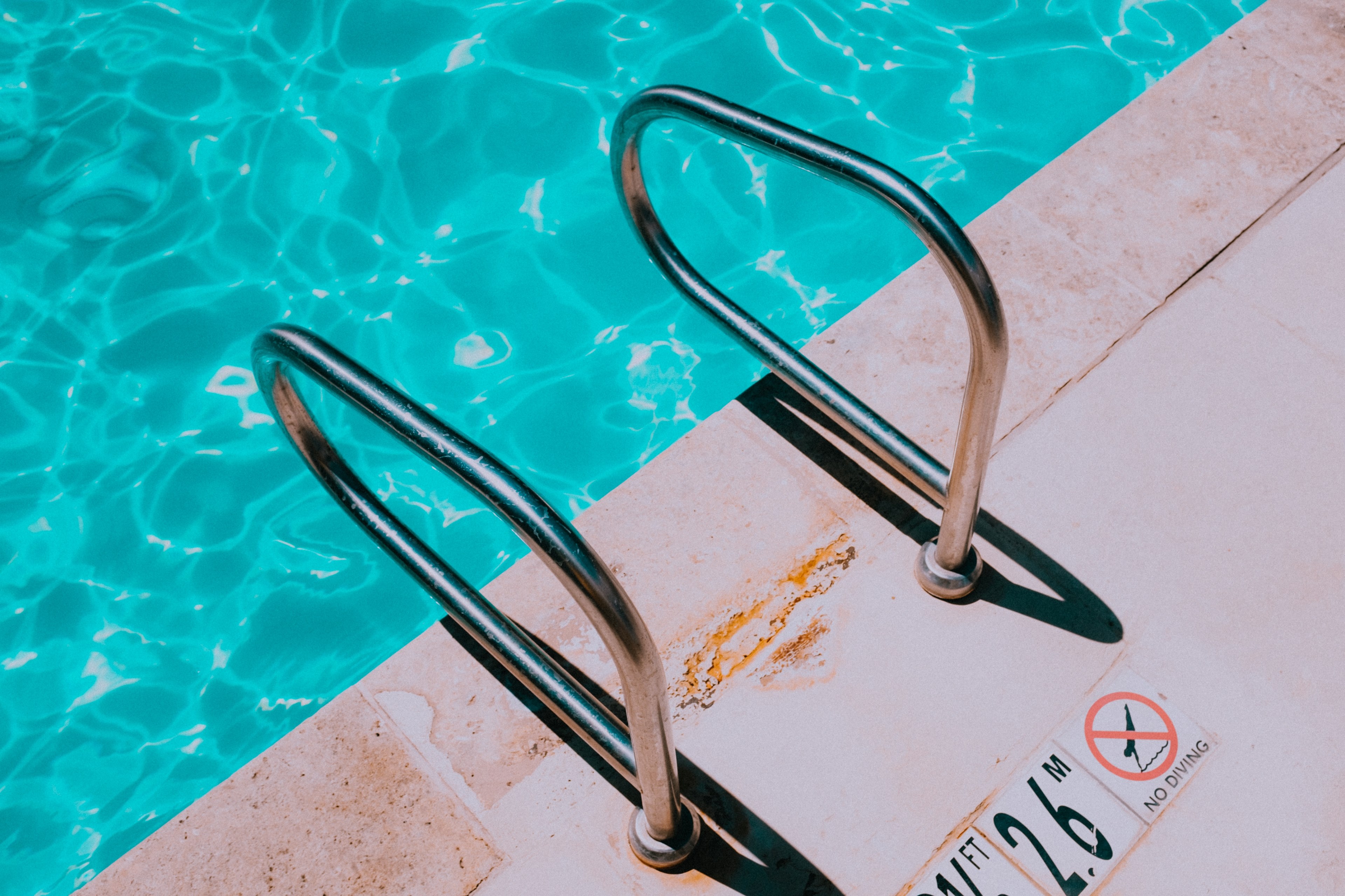 a ladder at the edge of a swimming pool, swimming pool ladder 4k, HD Wallpaper
