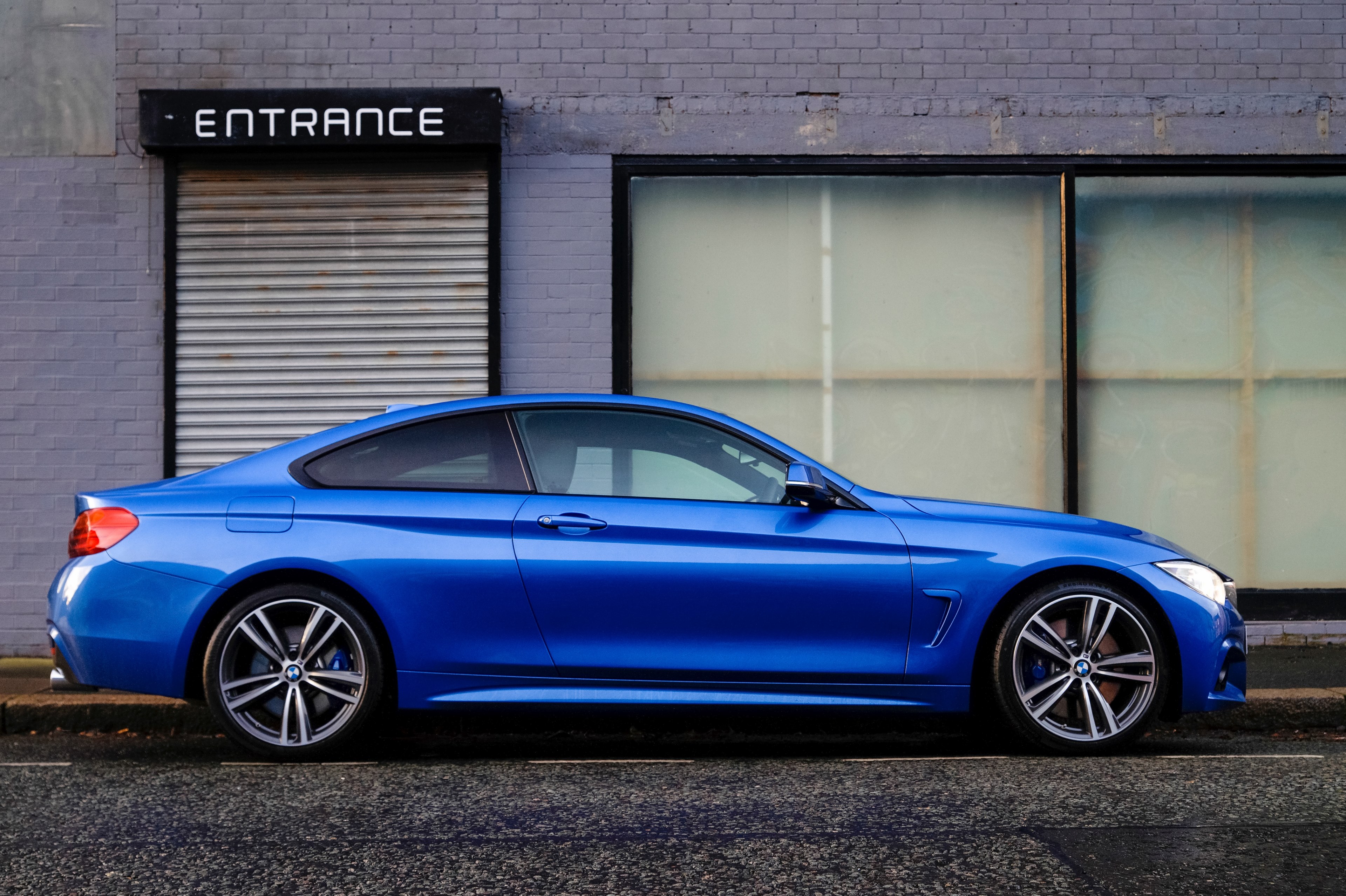 shiny blue sports car parked on a city street, blue car entrance 4k, HD Wallpaper