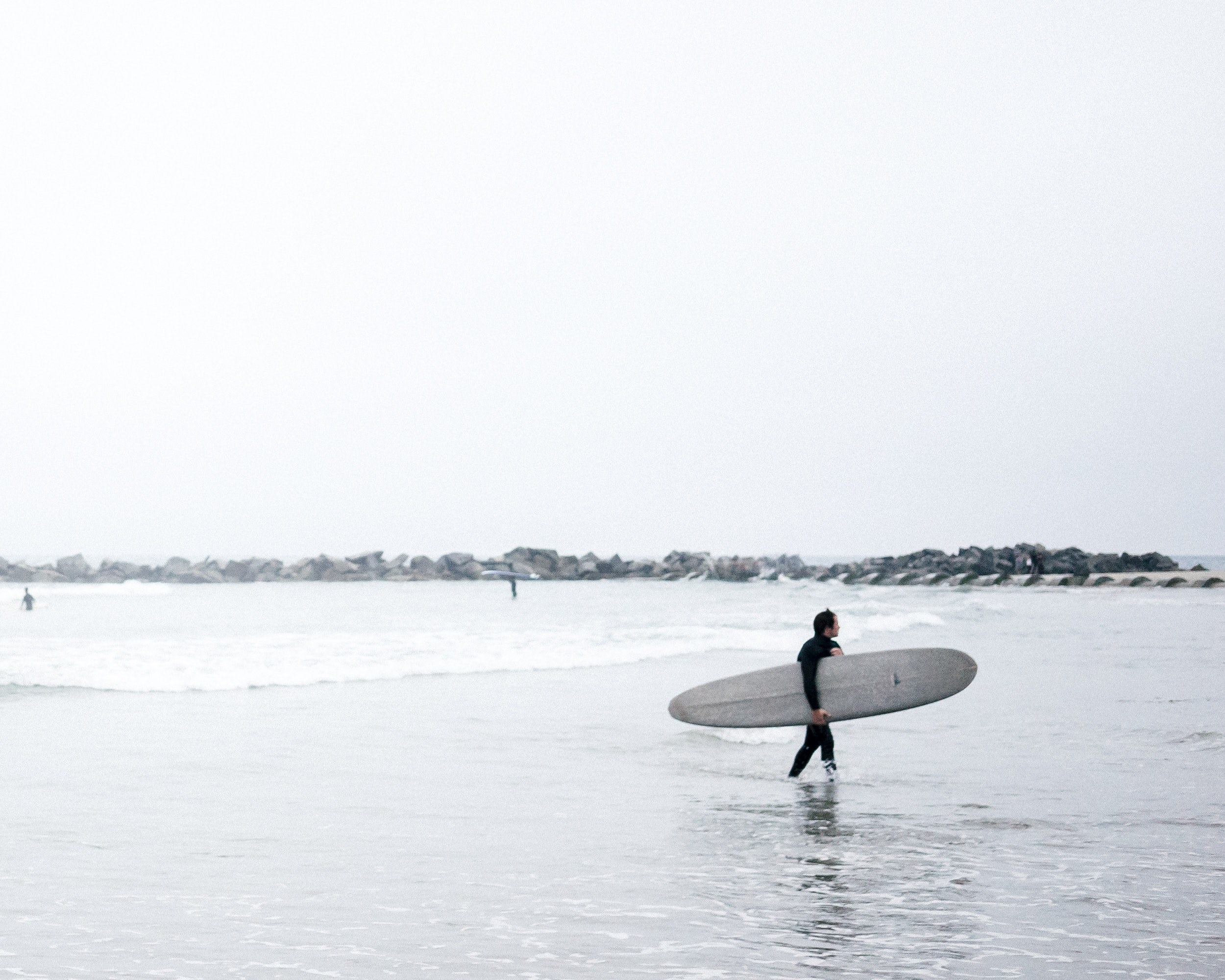 a person walking back to the beach while carrying his water board, _waterboarder walking 4k, HD Wallpaper