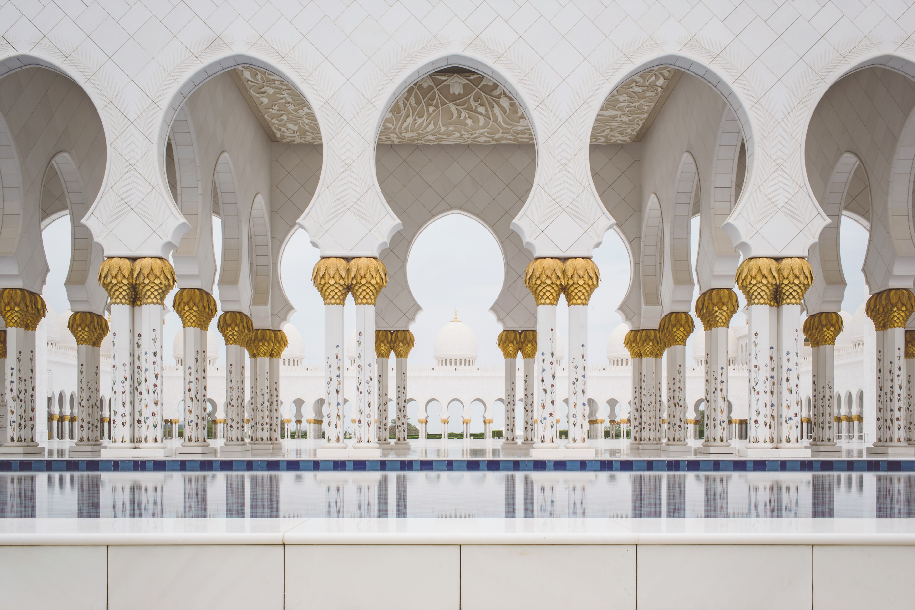 beautiful white columns in the sheikh zayed grand mosque in dubai, white mosque columns 4k, HD Wallpaper