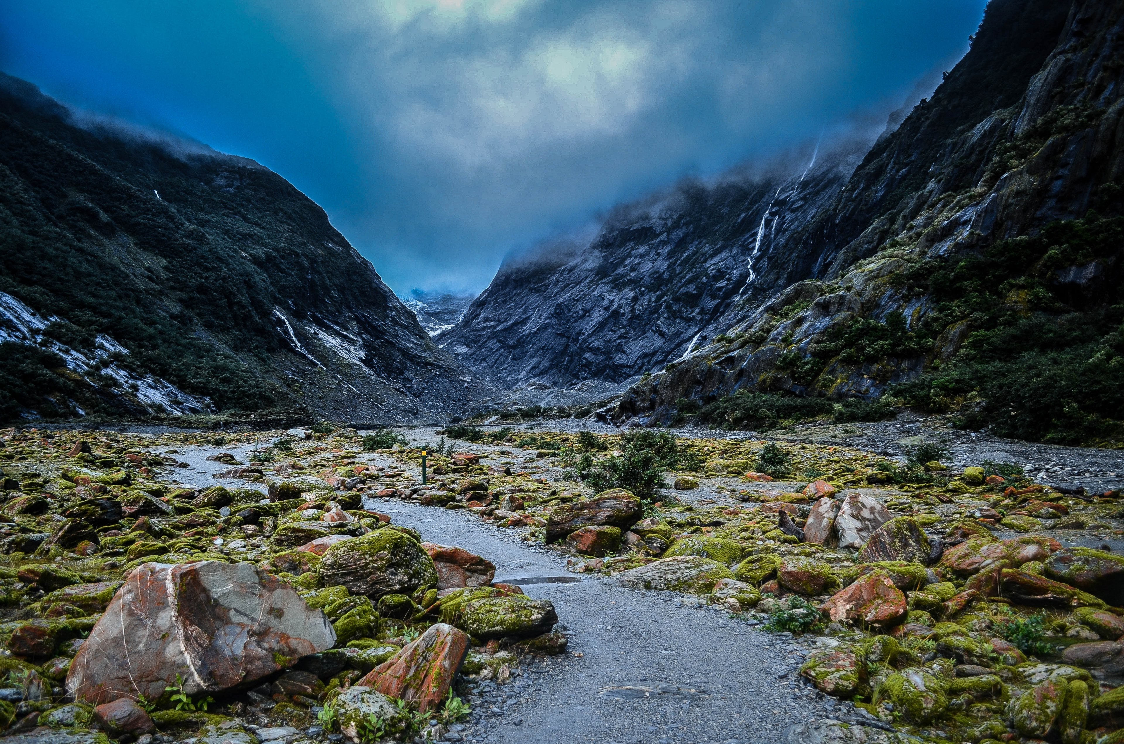 dirt paths between mossy rocks near franz josef glacier, mossy rocks near a glacier 4k, HD Wallpaper