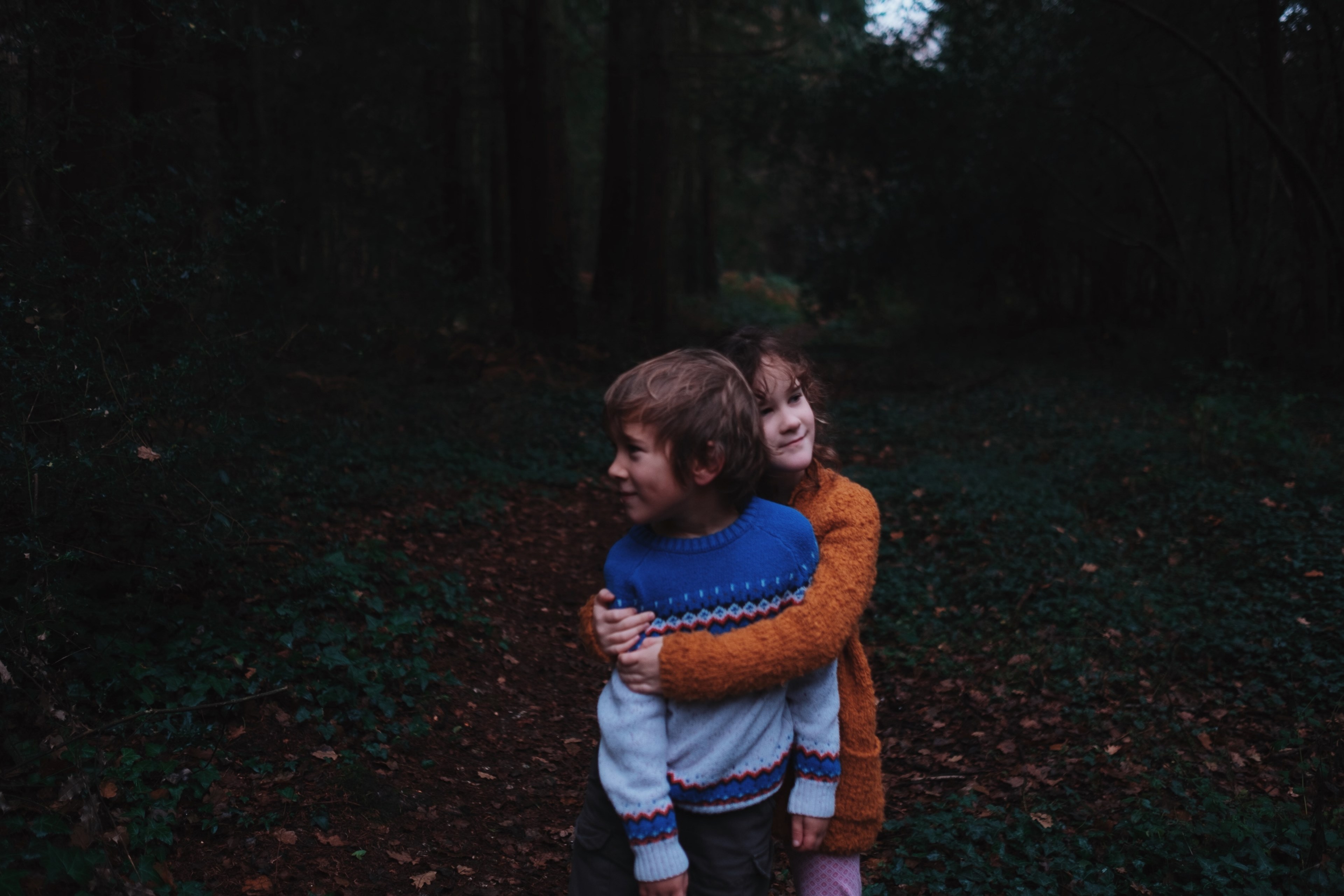 a young girl squeezes a boy in a giant hug, siblings 4k, HD Wallpaper
