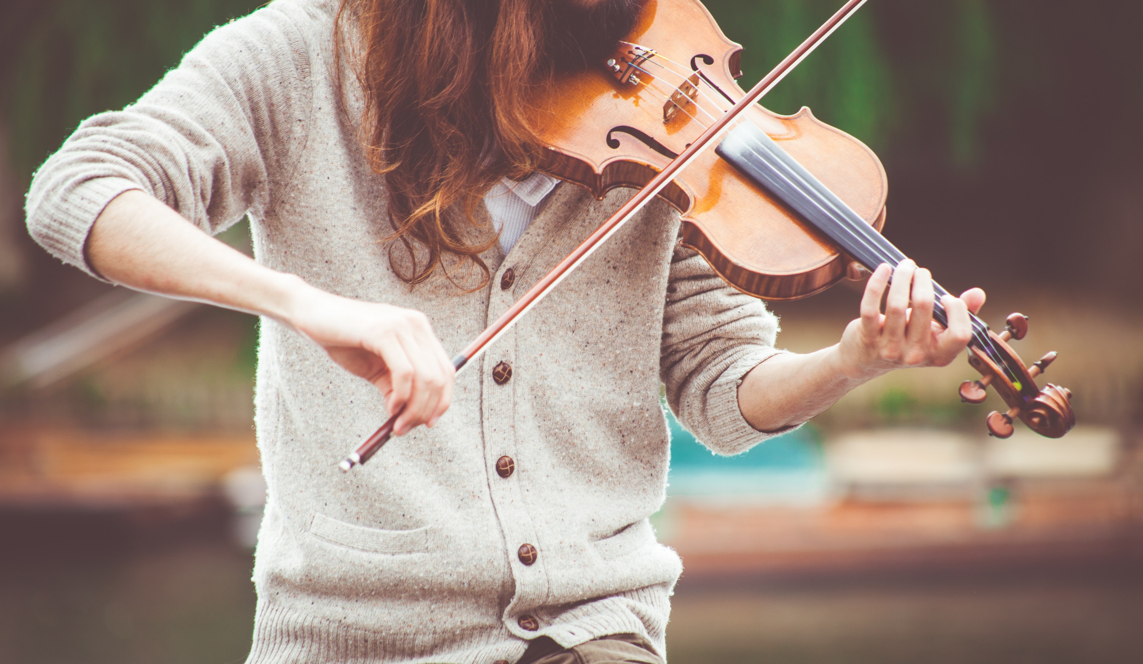 a person in a grey sweater playing the violin outdoors, outdoors violinist in a sweater 4k, HD Wallpaper