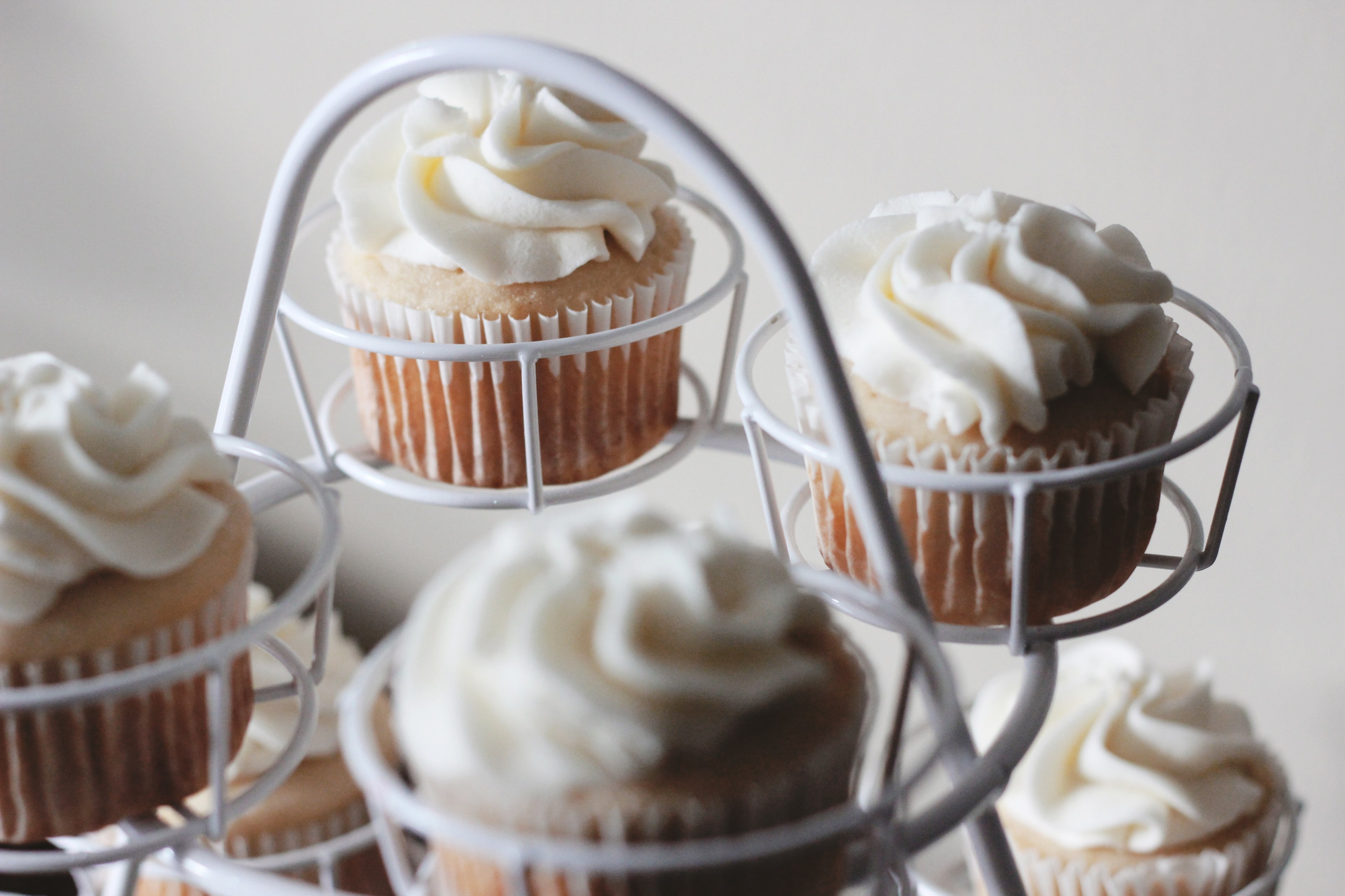 cupcakes with white frosting in a stand in redding, wedding cupcakes 4k, HD Wallpaper