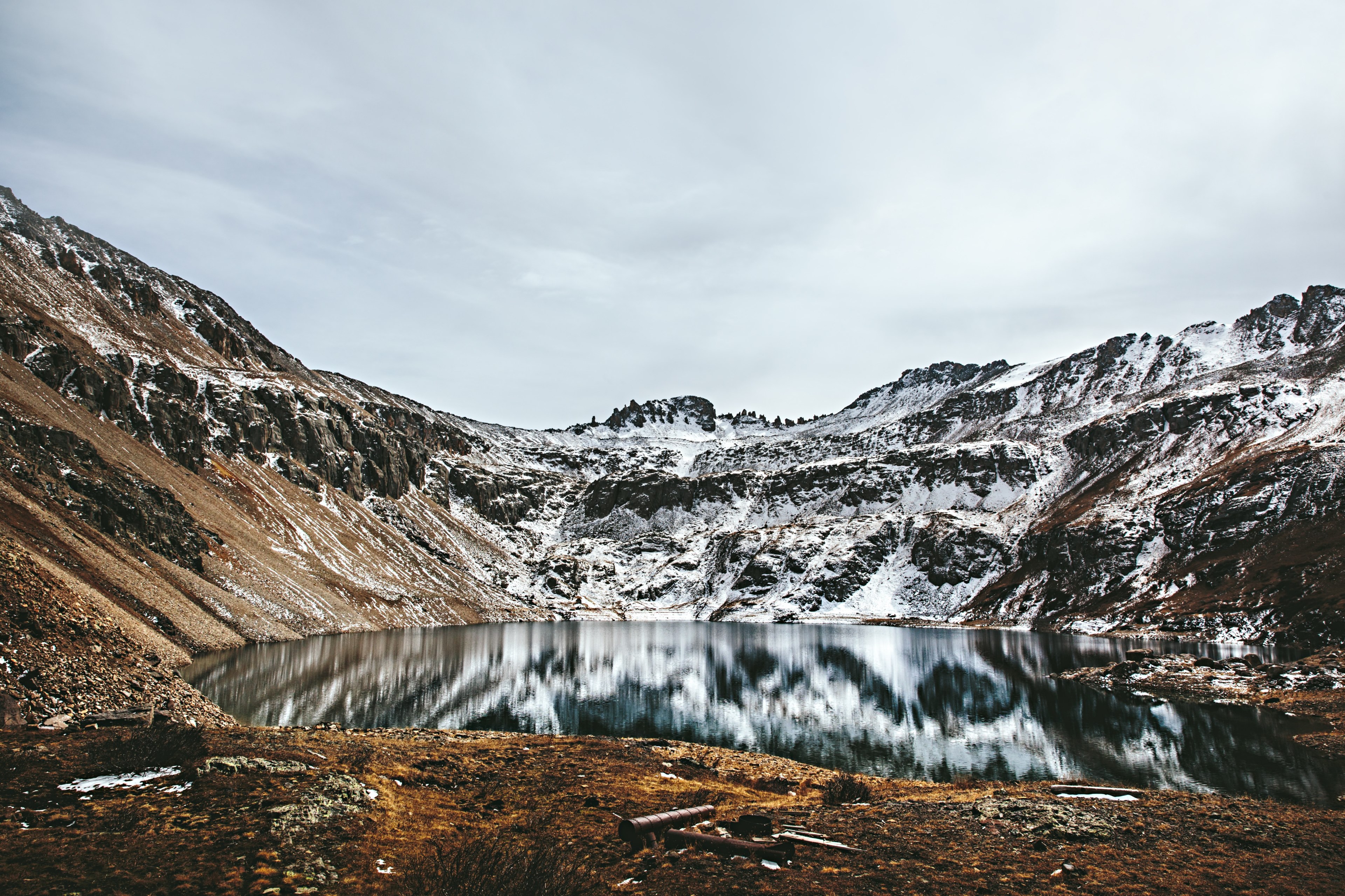 the round blue lake surrounded by snow capped mountain ridges, ridges around blue lake 4k, HD Wallpaper