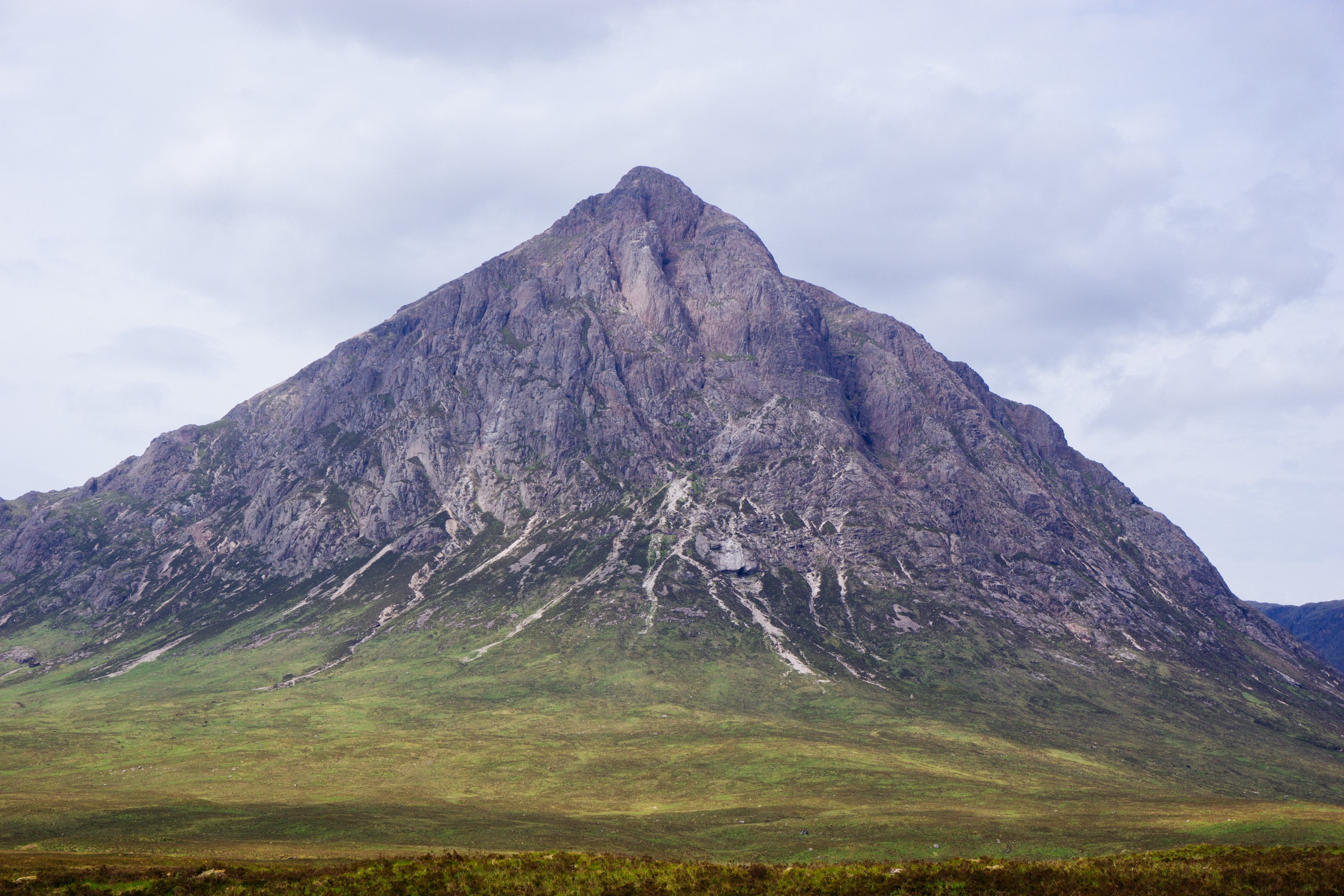 a tall jagged mountain peak in the scottish highlands, lone mountain in scotland 4k, HD Wallpaper