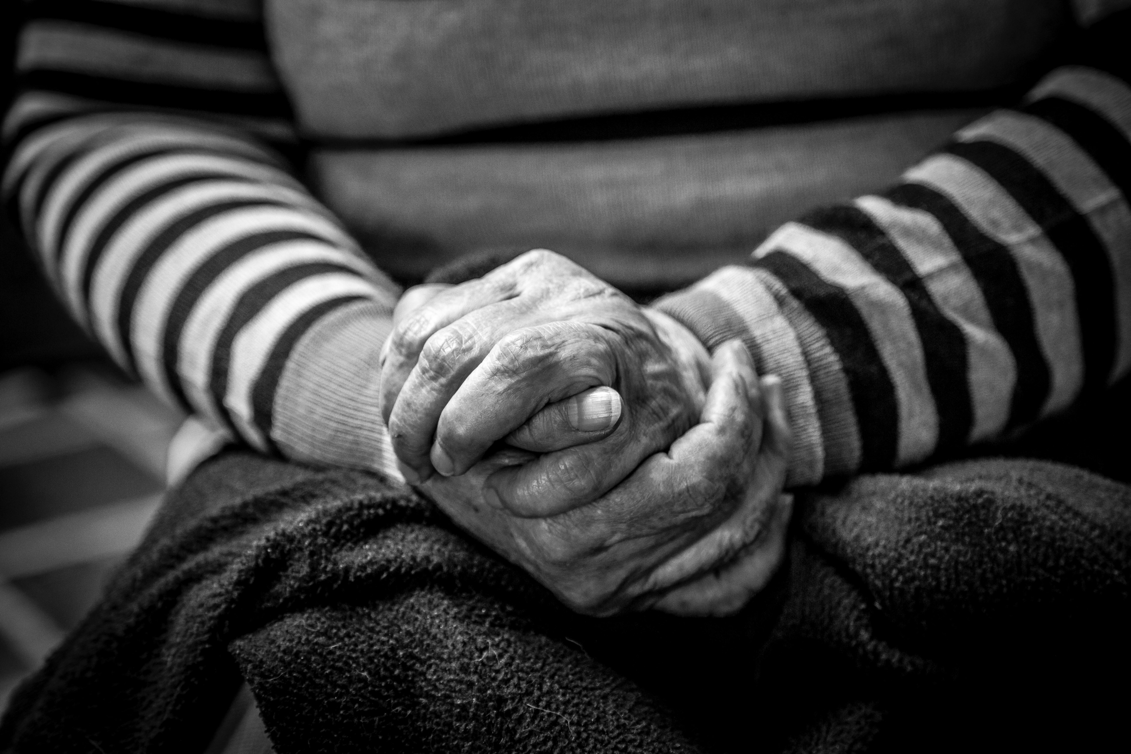 an old south american woman wearing a striped shirt folding her wrinkled hands together in bogot, _manos lucha 4k, HD Wallpaper