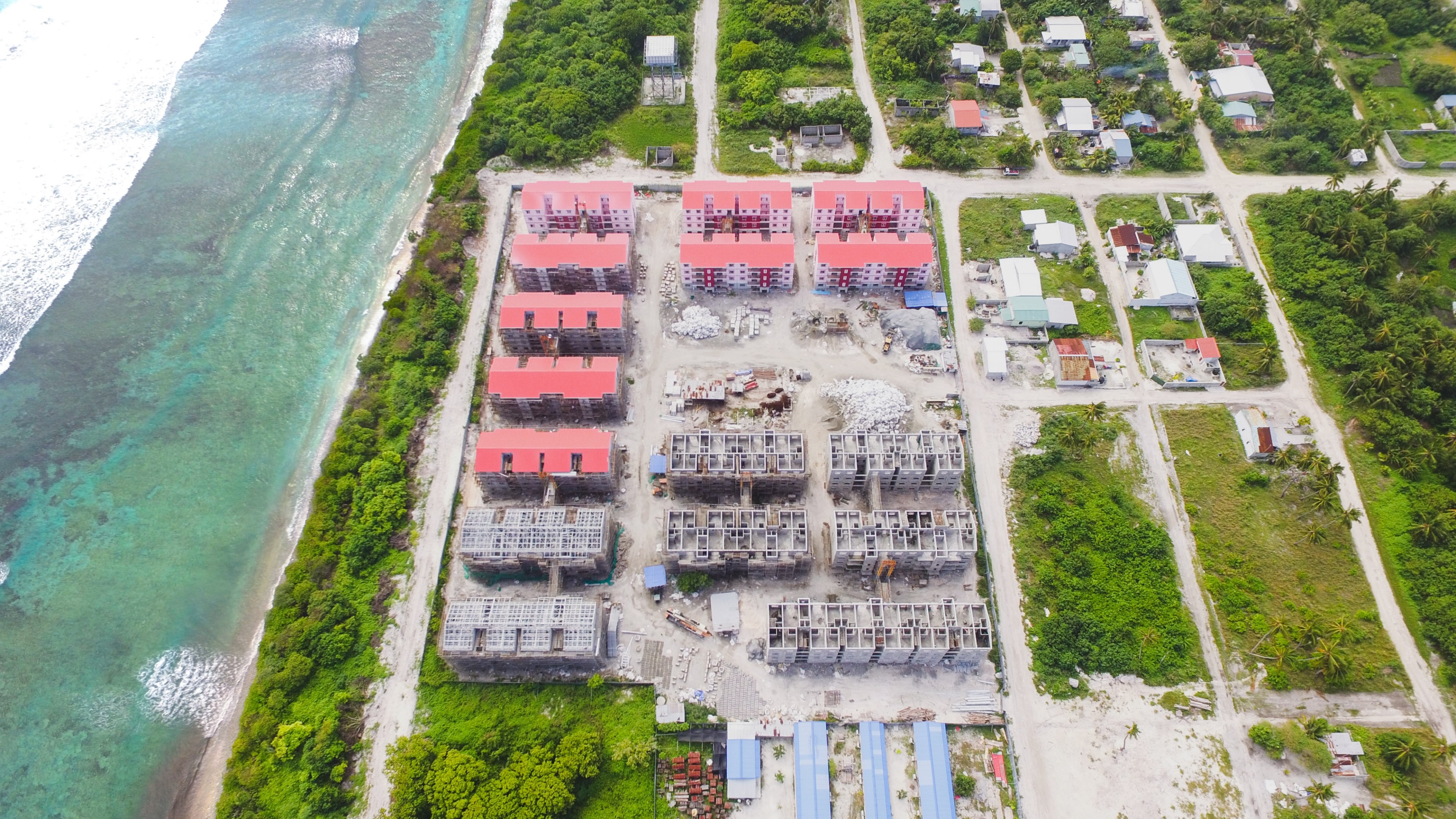 a drone shot of a small housing complex near the ocean shore, housing complex in maldives 4k, HD Wallpaper