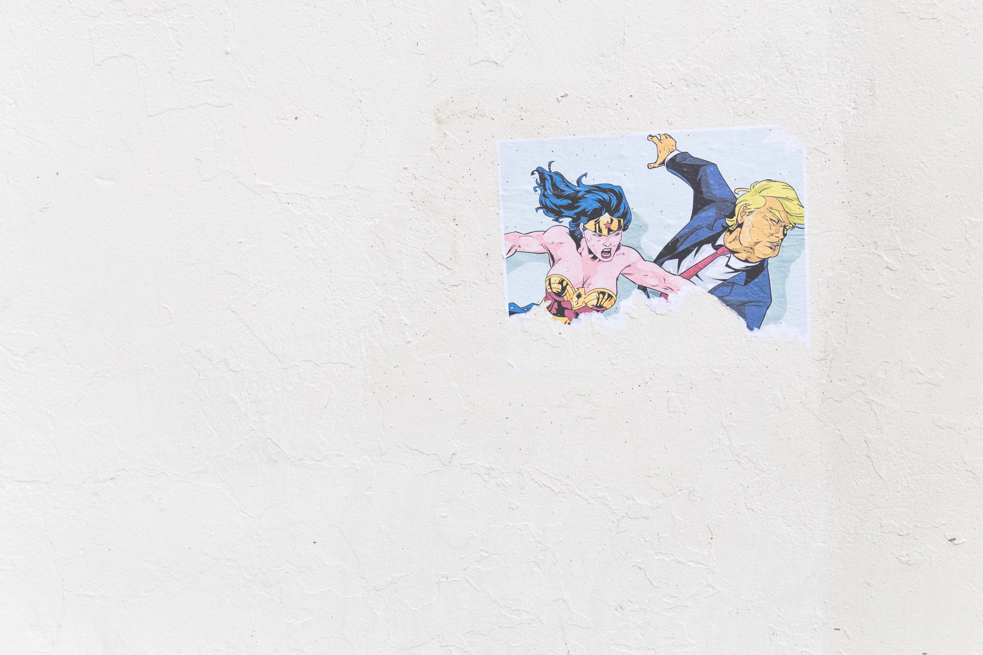 wonder woman punching donald trump street art on white wall in center street, wonder woman punches trump 4k, HD Wallpaper