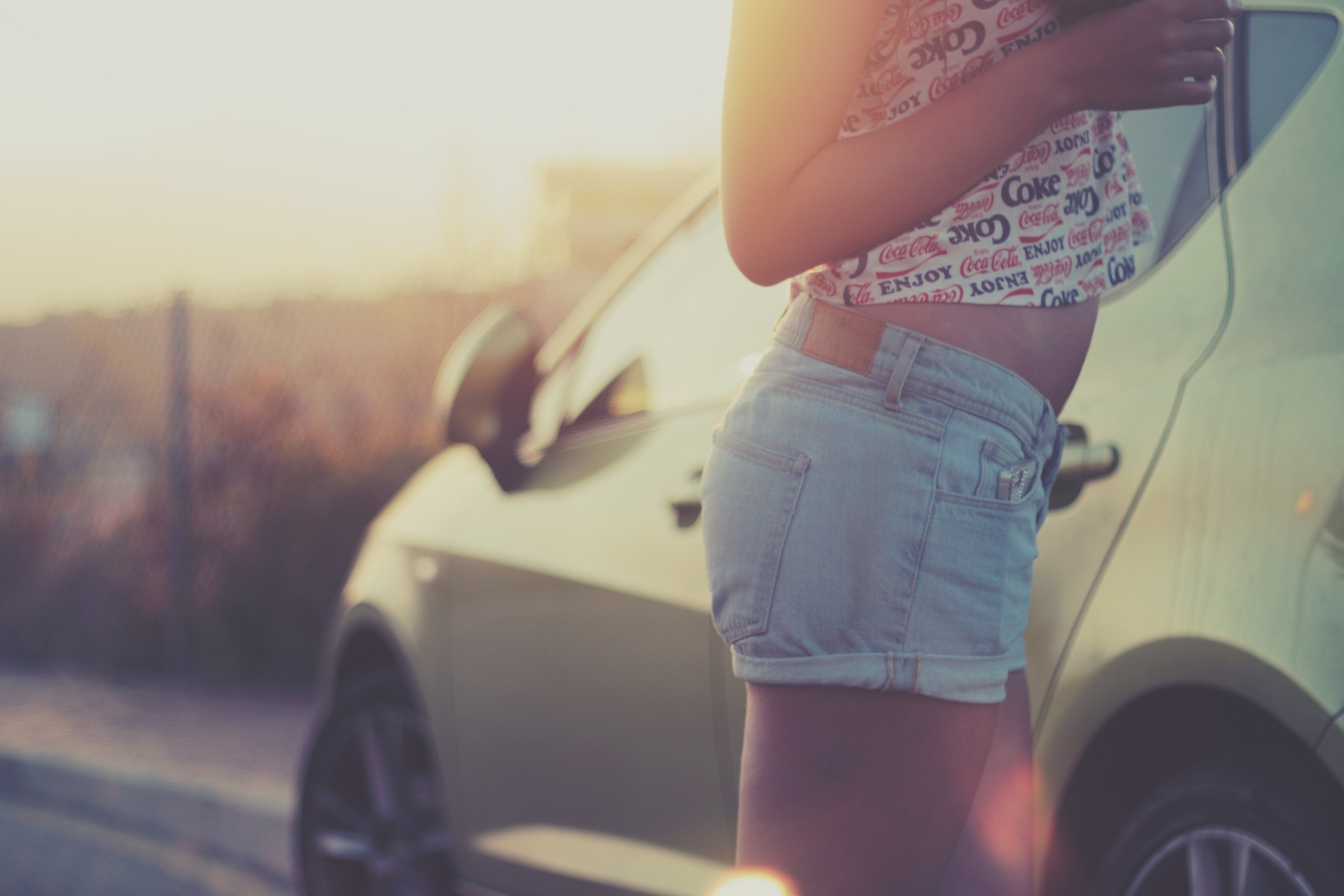 young girl wears coca cola t shirt on a bright summer day, girl on coca cola shirt 4k, HD Wallpaper