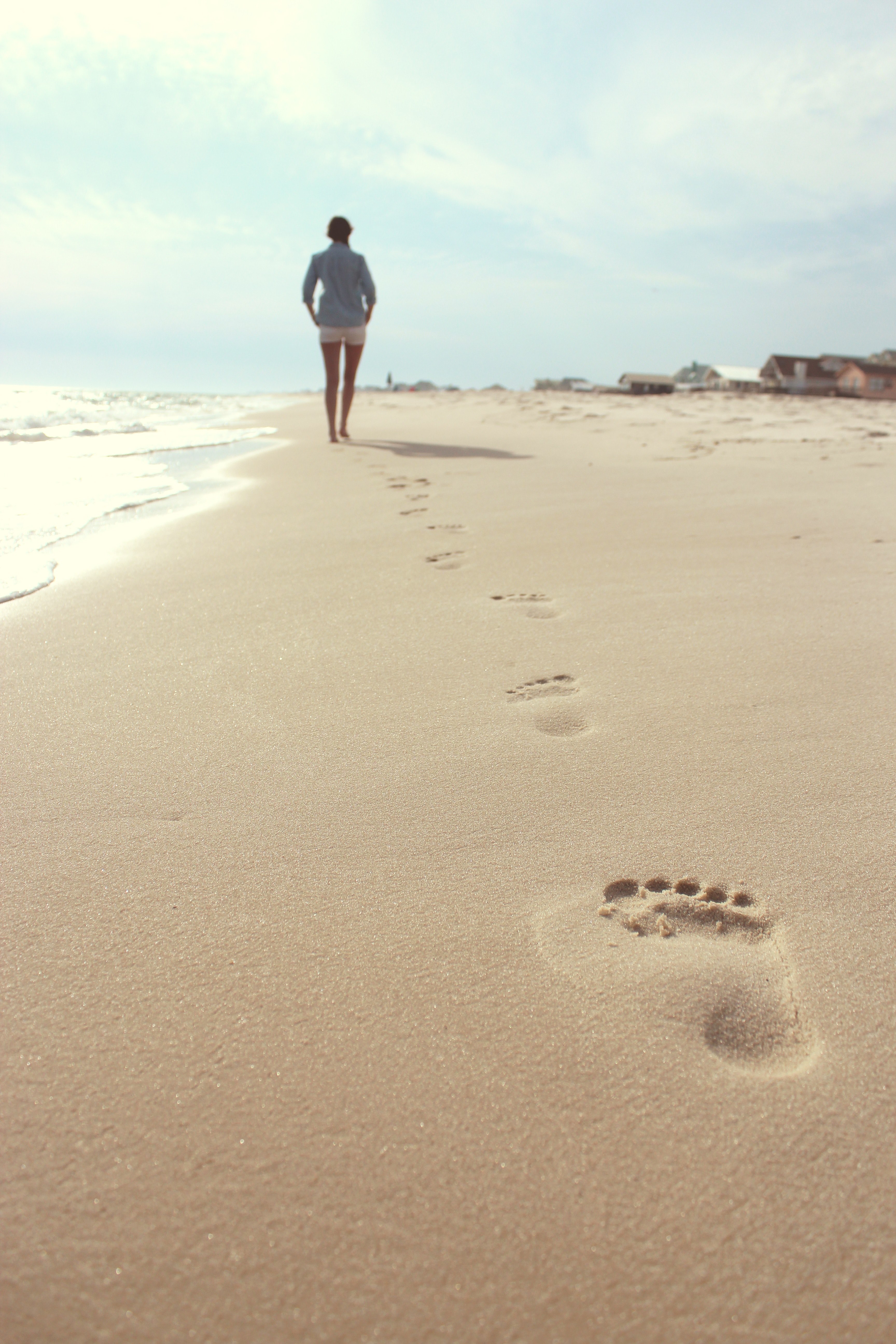 footsteps of a woman walking on a sand beach, one foot in front of the other 4k, Phone HD Wallpaper